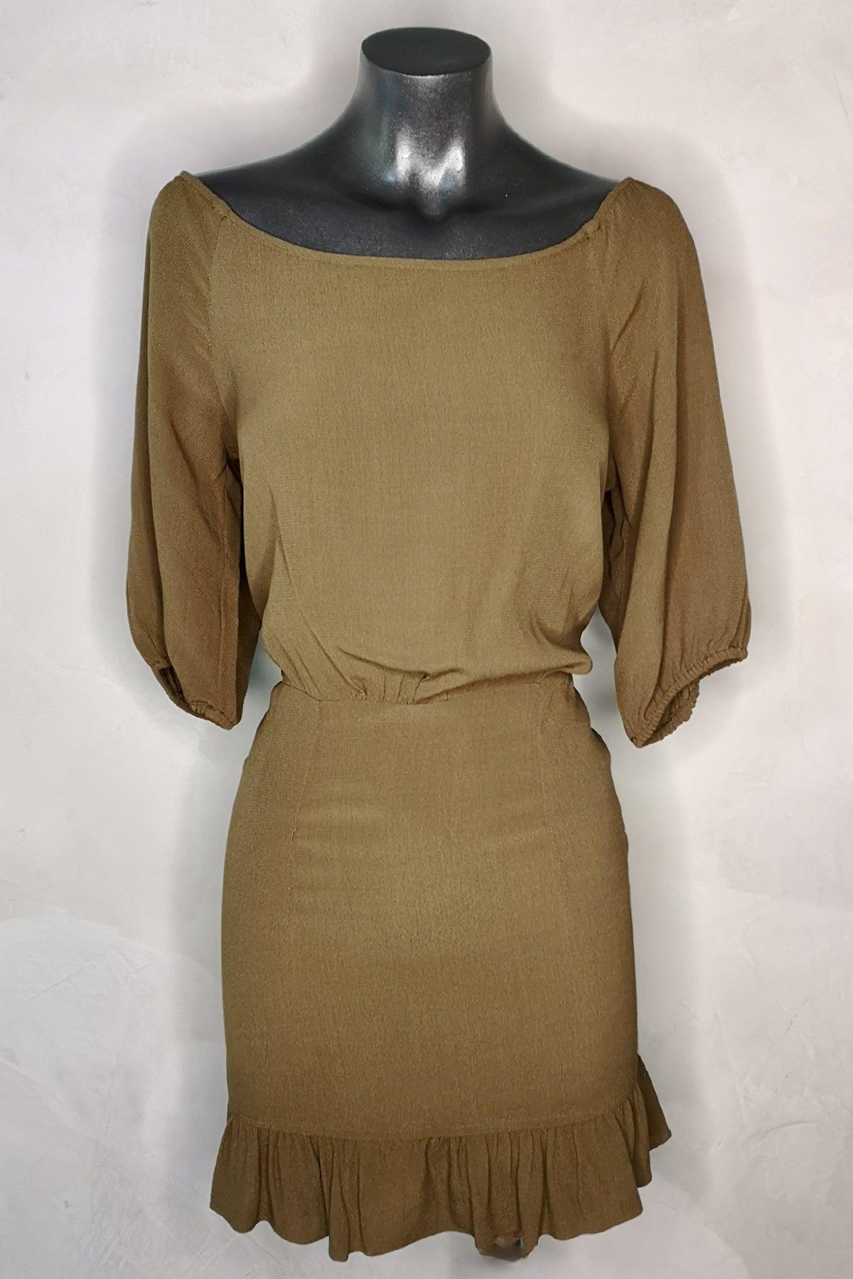 Primer plano del vestido corto Kristina de Flynn Skye mostrando el tejido fluido con estampado floral delicado y elegante