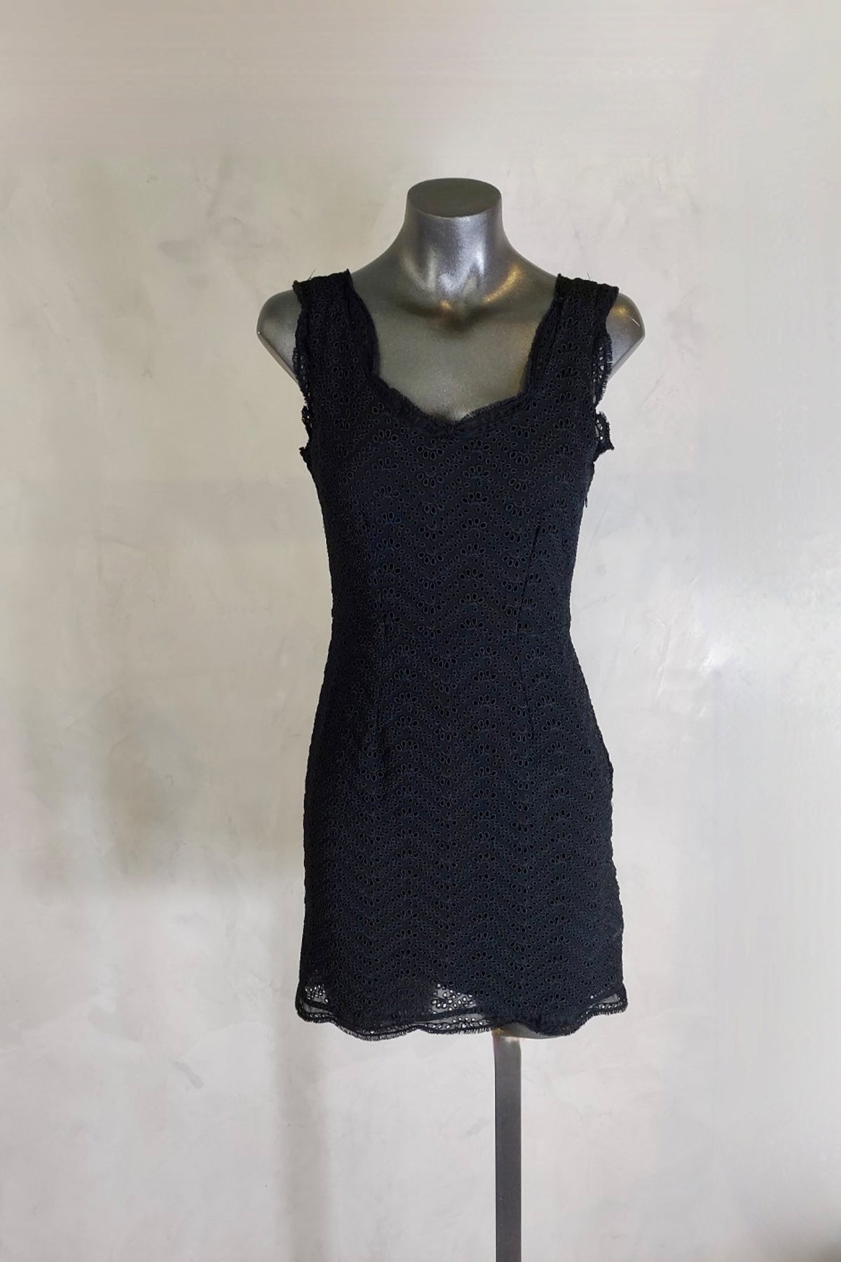 Vestido corto Joie Rori en encaje negro sobre maniquí en vista frontal sobre fondo blanco mostrando su diseño elegante y entallado