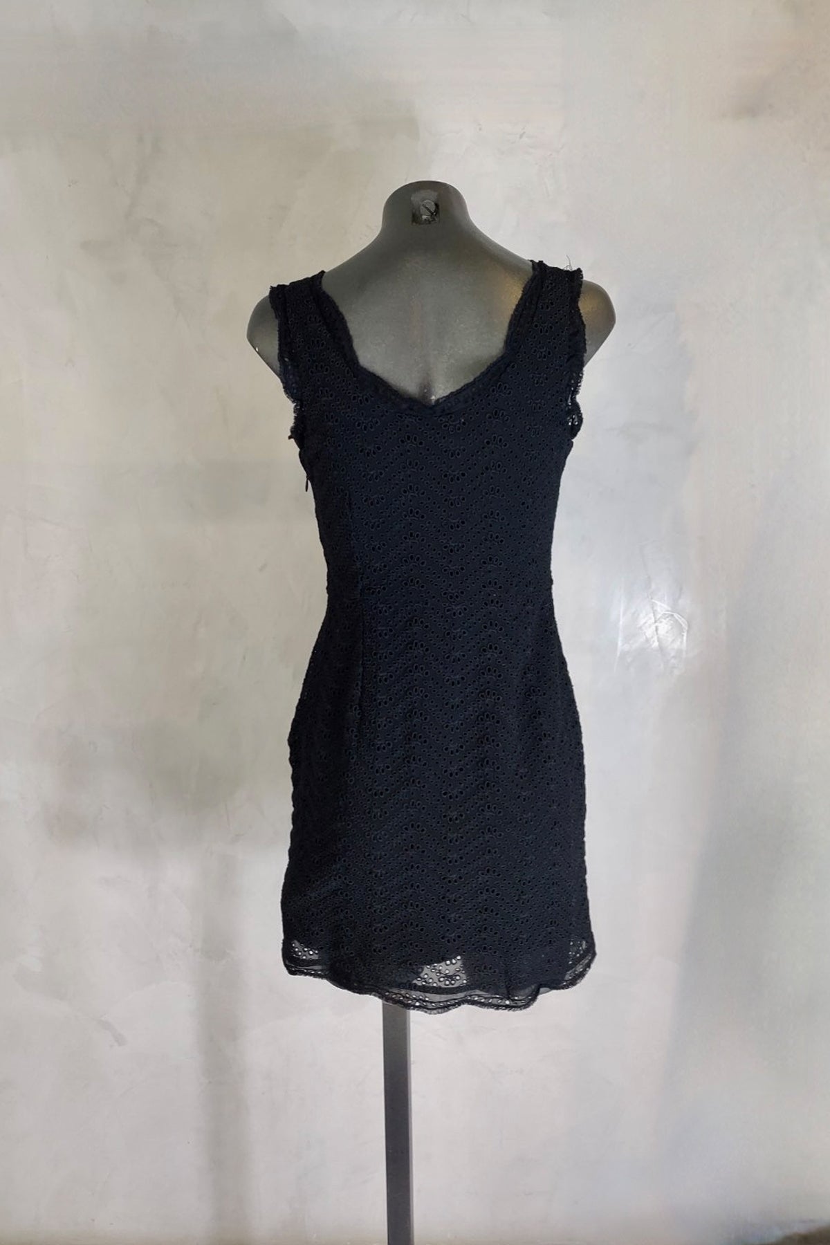 Vista trasera del vestido Joie Rori en maniquí sobre fondo blanco destacando el acabado en encaje y cierre de cremallera lateral