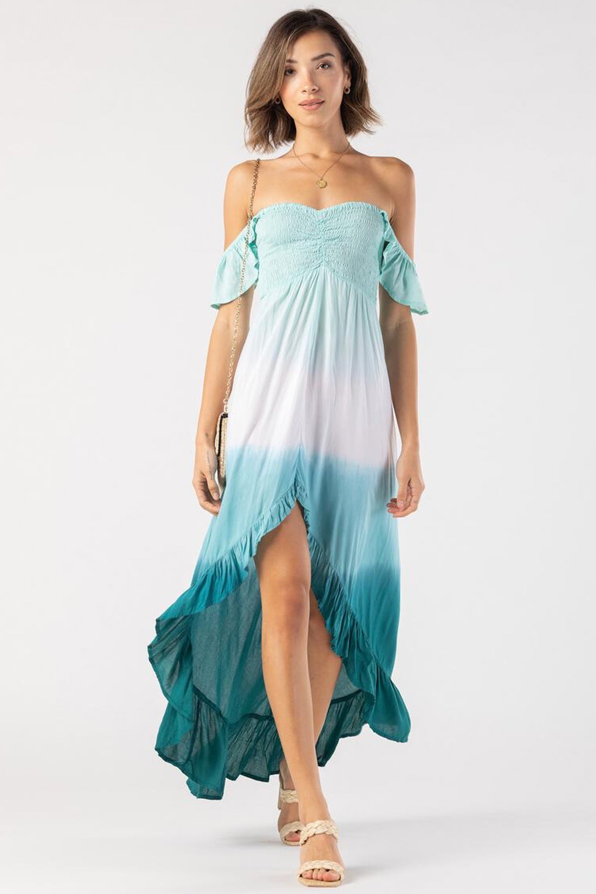 Modelo de frente con vestido maxi Tiare Hawaii Brooklyn en tonos aqua y tosca con diseño fluido ideal para eventos formales y casuales