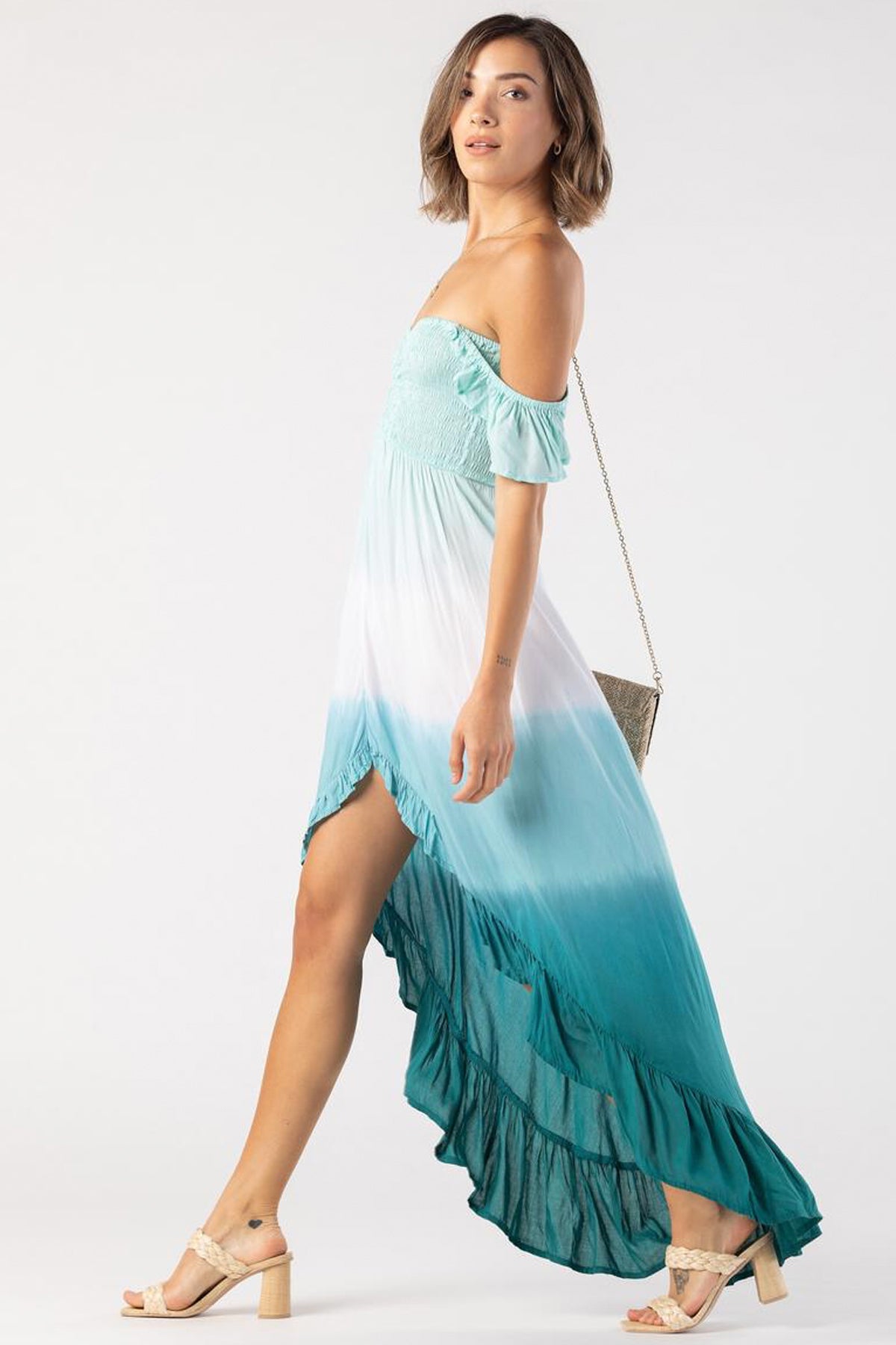 Modelo posando en vista lateral con vestido largo Tiare Hawaii Brooklyn en degradado aqua y tosca con caída ligera y estilo veraniego