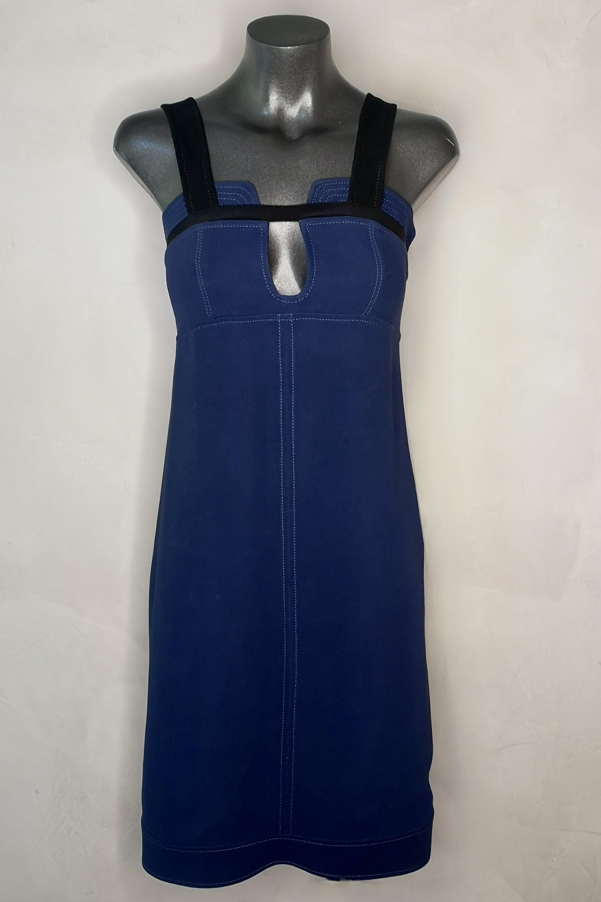 Vestido corto de seda Derek Lam en azul marino con detalles en negro, escote cuadrado con corte en V y falda ligeramente acampanada