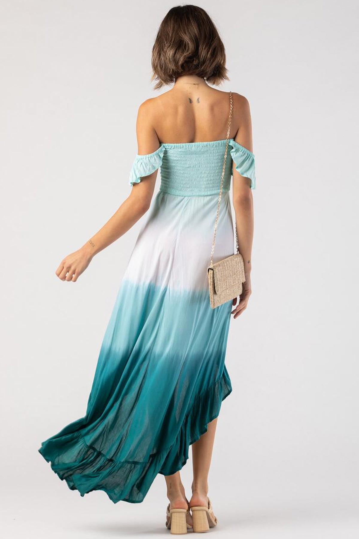 Modelo de espaldas con vestido maxi Tiare Hawaii Brooklyn en tonos aqua y tosca con diseño vaporoso perfecto para verano y playa