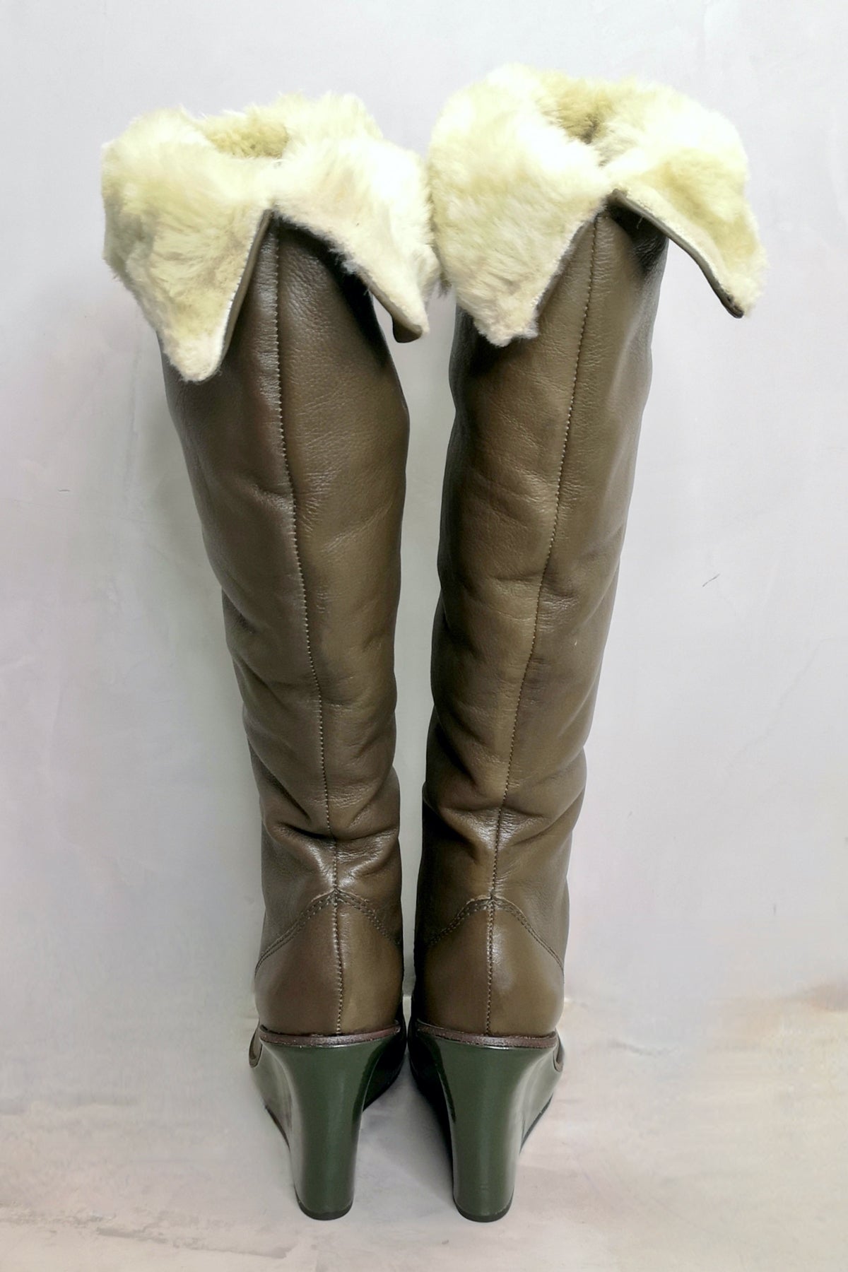 Detalle del tacón alto y textura en piel negra de las botas Michael Kors Altitude para mujer con estilo contemporáneo y chic