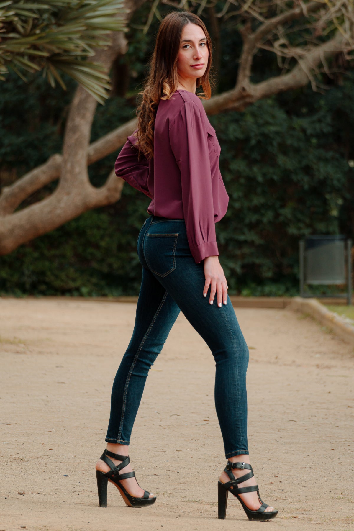 Modelo posando de perfil con la blusa Joie Marlo Shiraz, mostrando la caída natural y el diseño femenino de la prenda