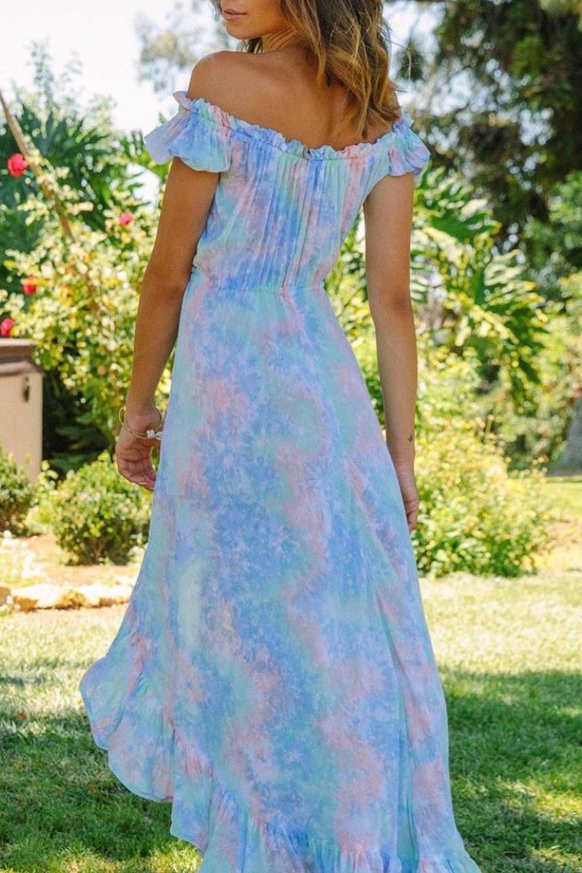 Primer plano trasero inferior del vestido Riviera maxi de Tiare Hawaii mostrando detalles del vuelo y caída del tejido