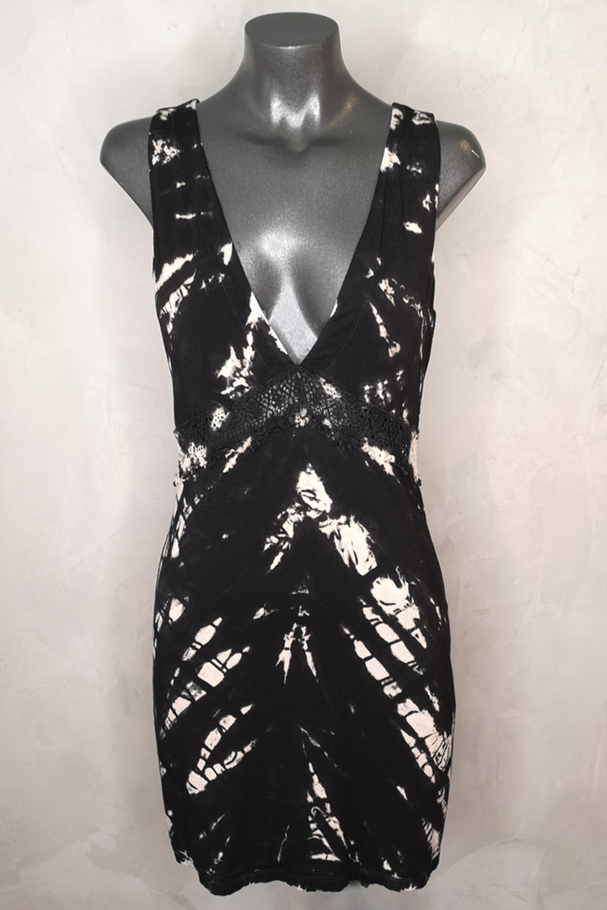 Vestido corto negro Gypsy con escote profundo y falda fluida, ideal para un look sofisticado y femenino en eventos de noche