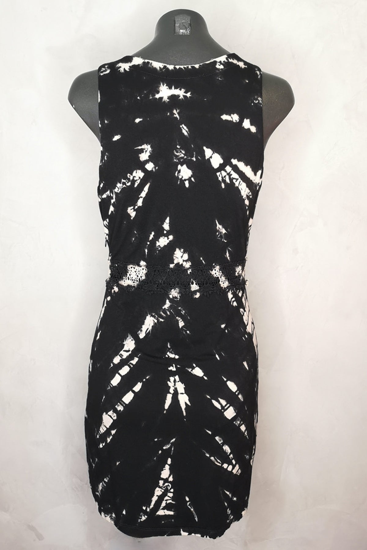 Vista trasera del vestido corto Gypsy Black en maniquí sobre fondo blanco, mostrando tirantes finos y corte bajo en la espalda