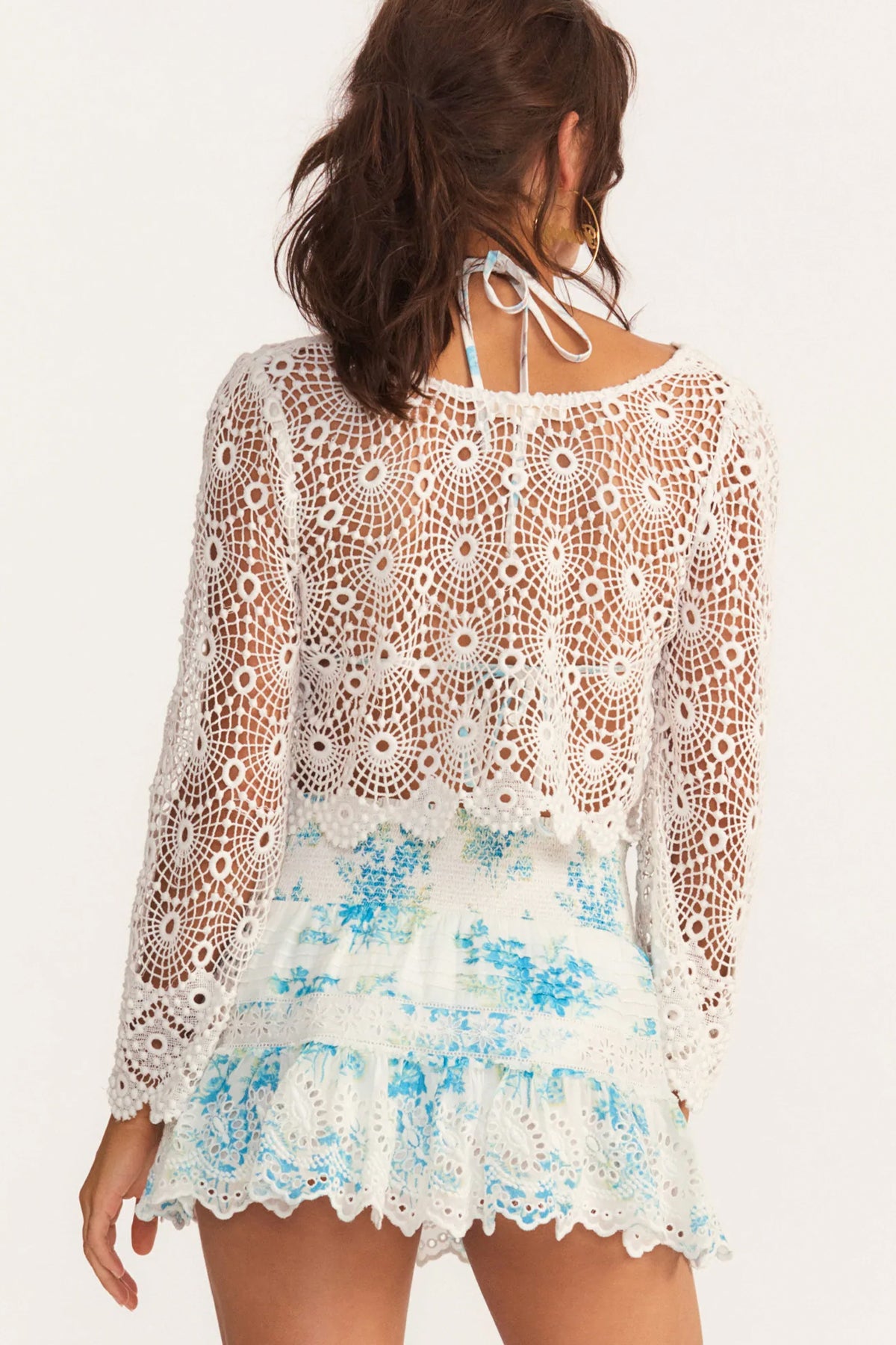 Vista trasera de la falda Jimena en modelo mostrando ajuste ceñido a la cintura y caída fluida con bordado floral