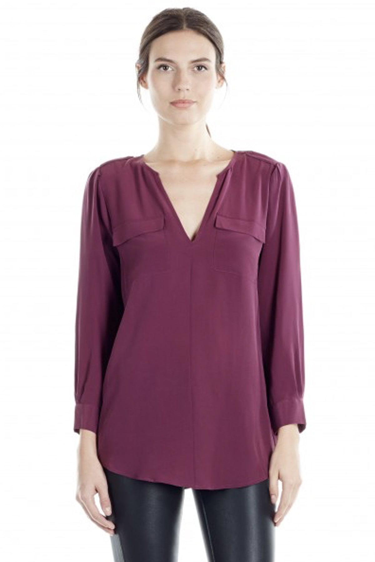 Vista frontal de la blusa Joie Marlo color Shiraz con cuello en V y tejido fluido perfecto para looks de temporada