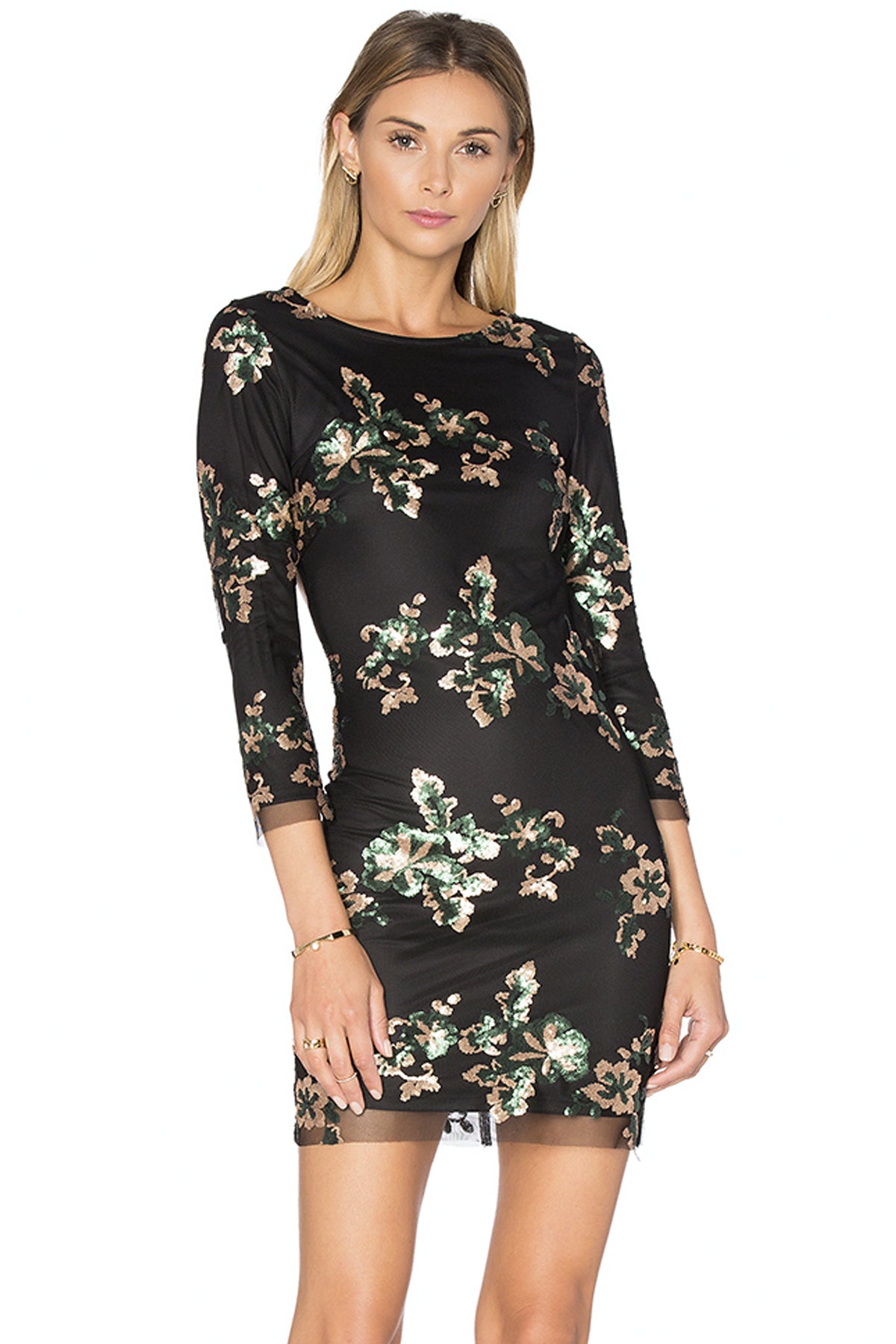 Modelo luciendo el vestido mini Wyldr Dancing In The Dark, resaltando la textura brillante y el corte entallado