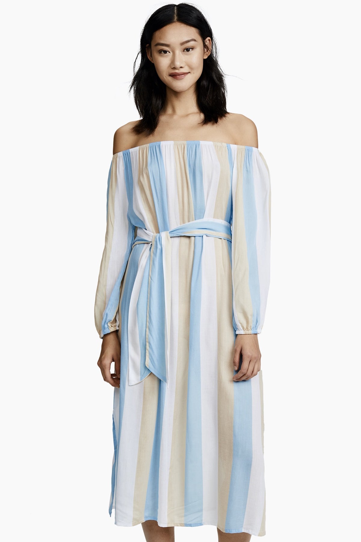 Vestido midi Cool Change Amabella en color Angel Blue, con corpiño elástico fruncido, volante en los hombros y falda a capas con abertura lateral, sobre fondo neutro