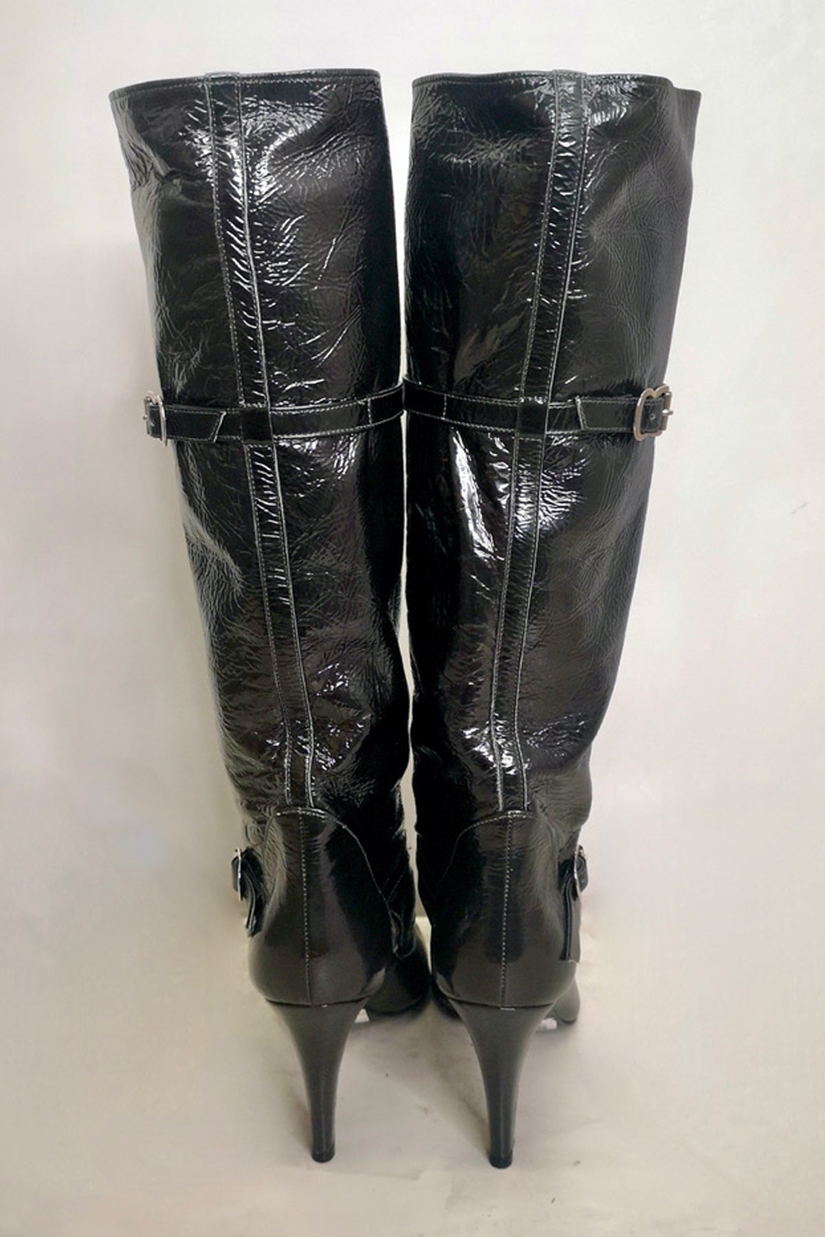 Detalle del charol negro y el tacón medio en las botas Sigerson Morrison, combinando estilo clásico y moderno para mujer