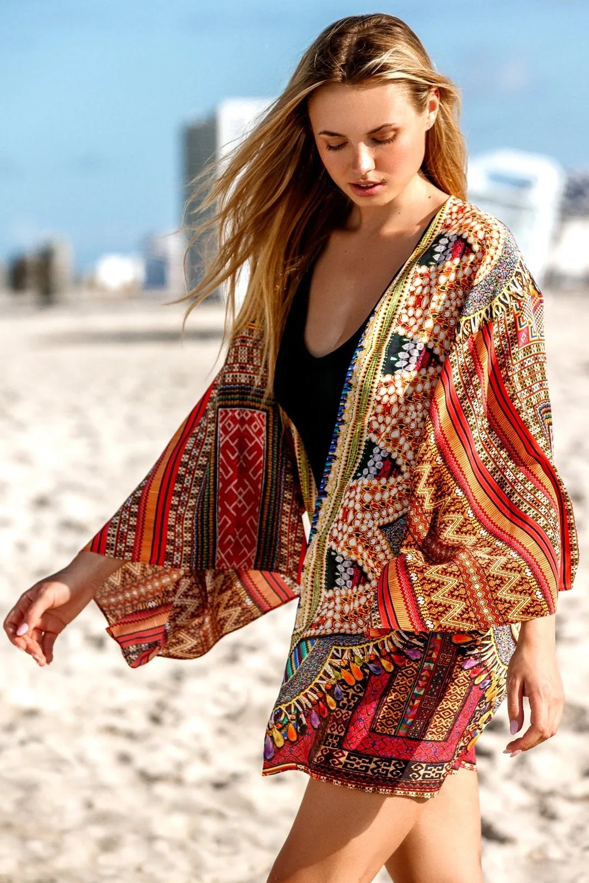 Kimono corto Moda Baronessa Vail en estampado floral con diseño fluido y elegante, ideal para un look veraniego y sofisticado