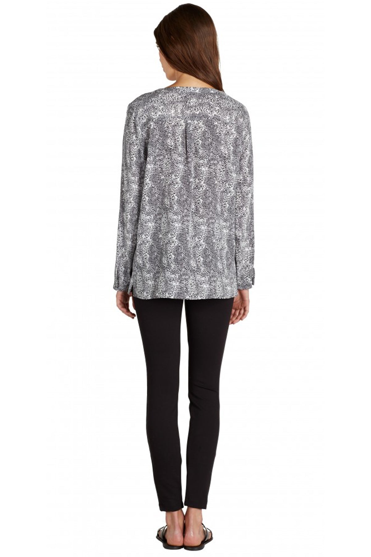 Modelo de espaldas mostrando la blusa Joie Michi cheetah black, costura central y dobladillo ligeramente redondeado para acabado elegante