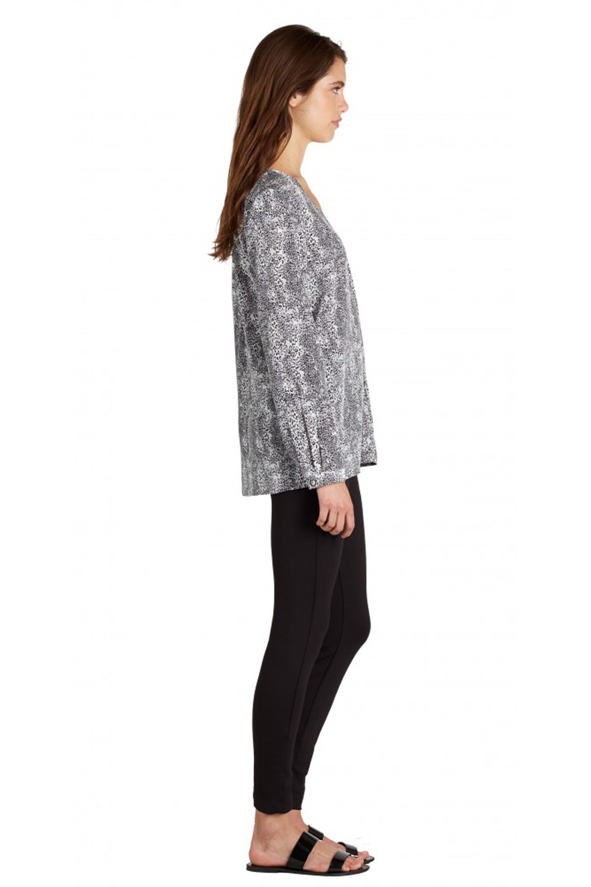 Vista lateral de la blusa Joie Michi silueta relajada, manga larga acabada en puño, estampado felino oscuro sobre fondo blanco