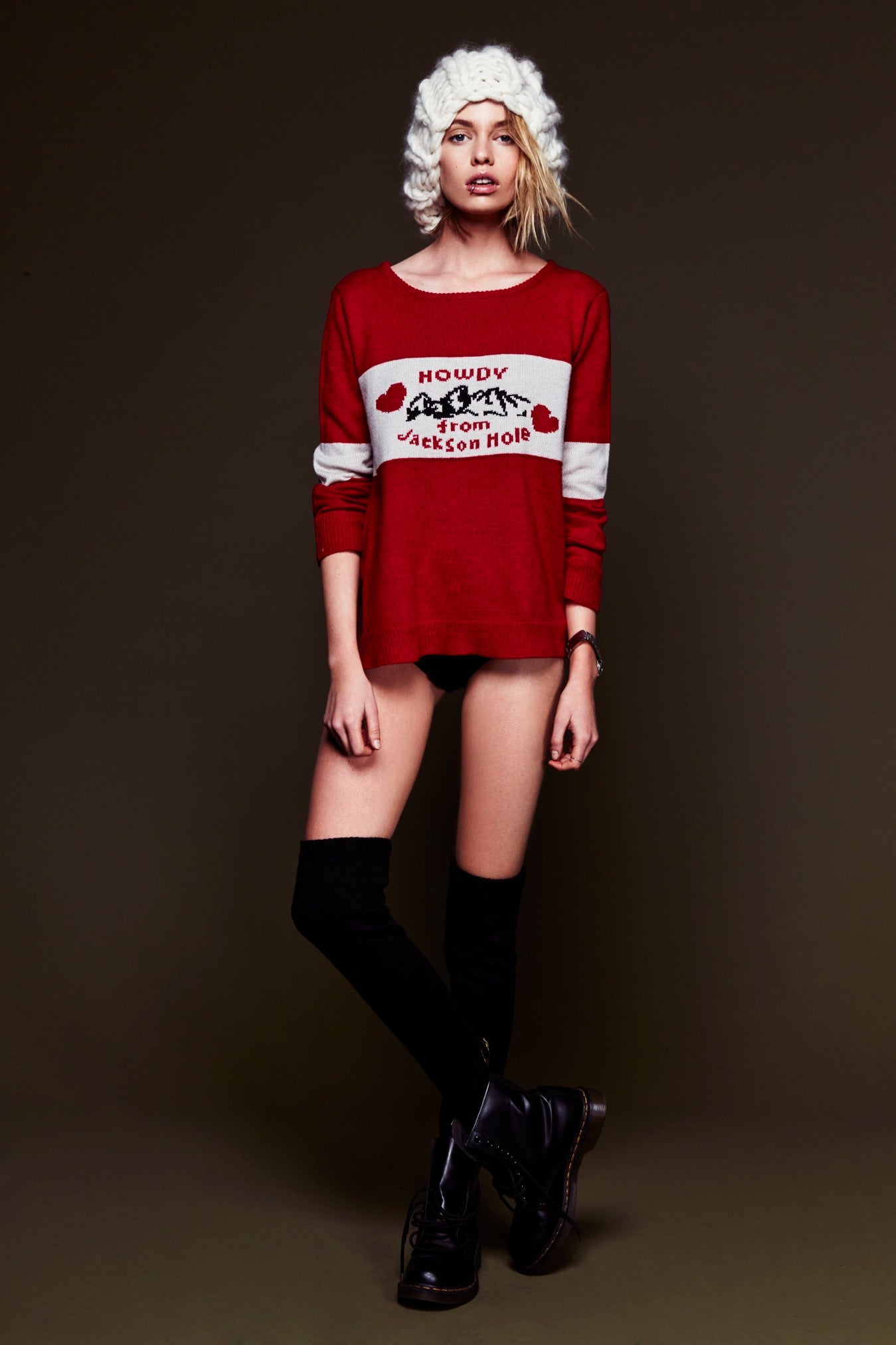 Imagen de cuerpo entero con el Knitz Howdy Sweater rojo, combinando comfort y diseño llamativo ideal para looks casuales