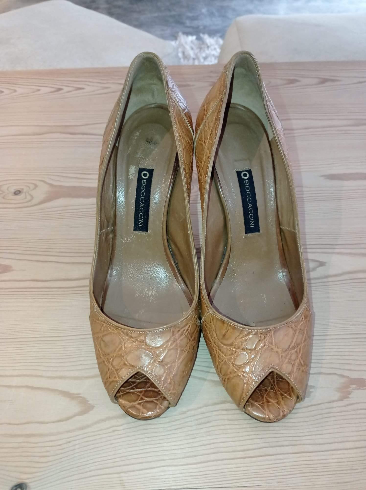 Zapatos de tacón Boccaccini con punta abierta y tacón de bloque de 8 cm, en piel satinada para looks elegantes de día o noche