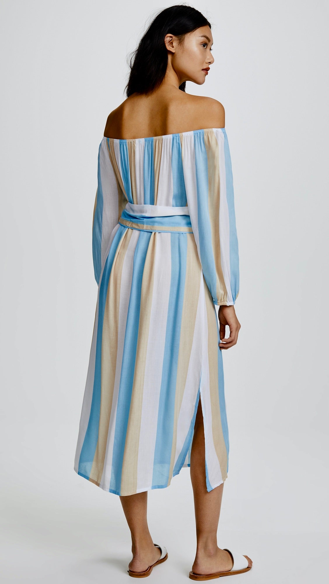 Vista trasera del vestido midi Cool Change Amabella en Angel Blue, mostrando el corpiño elástico fruncido, volante en los hombros y falda a capas, sobre fondo neutro