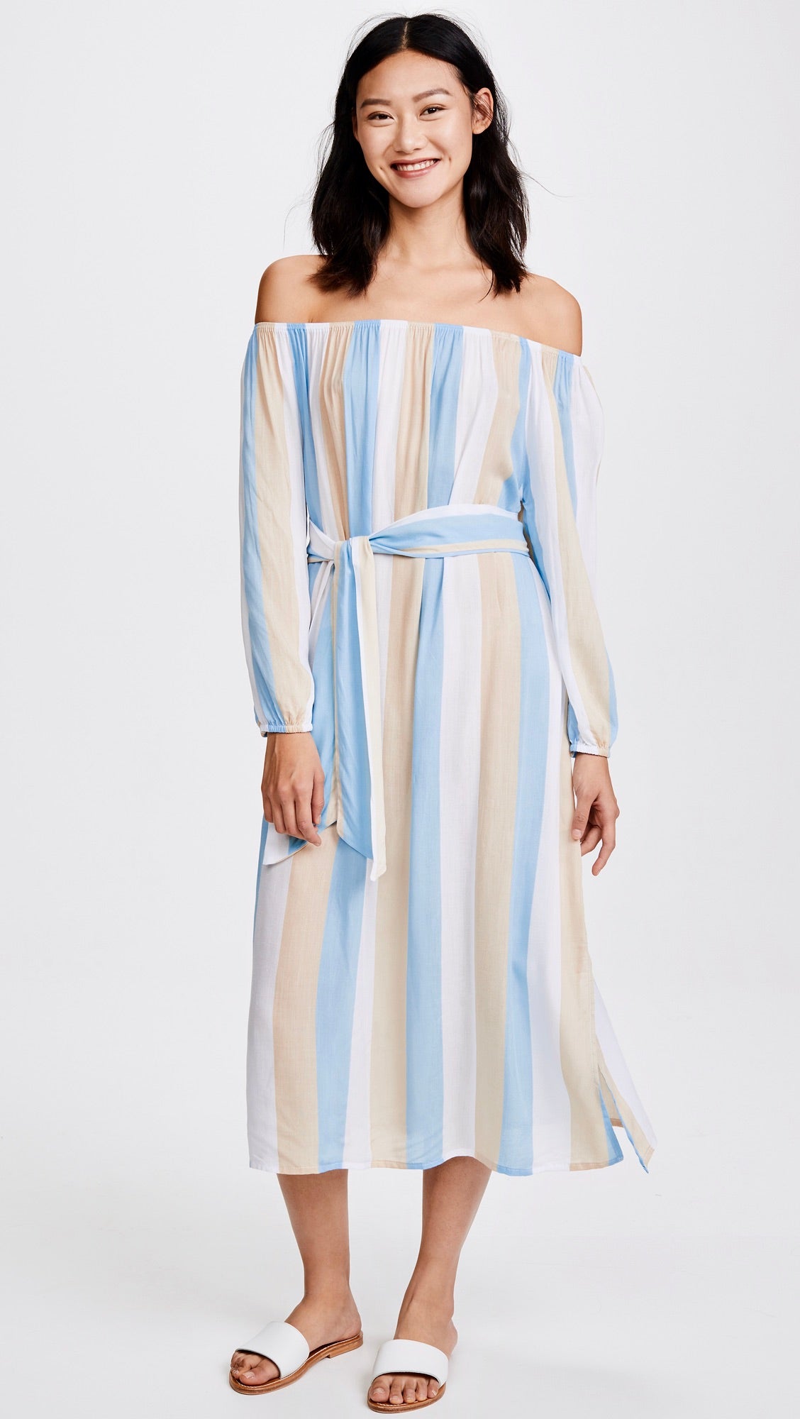 Vestido midi Cool Change Amabella en color Angel Blue, con corpiño elástico fruncido, volante en los hombros y falda a capas con abertura lateral, sobre fondo neutro