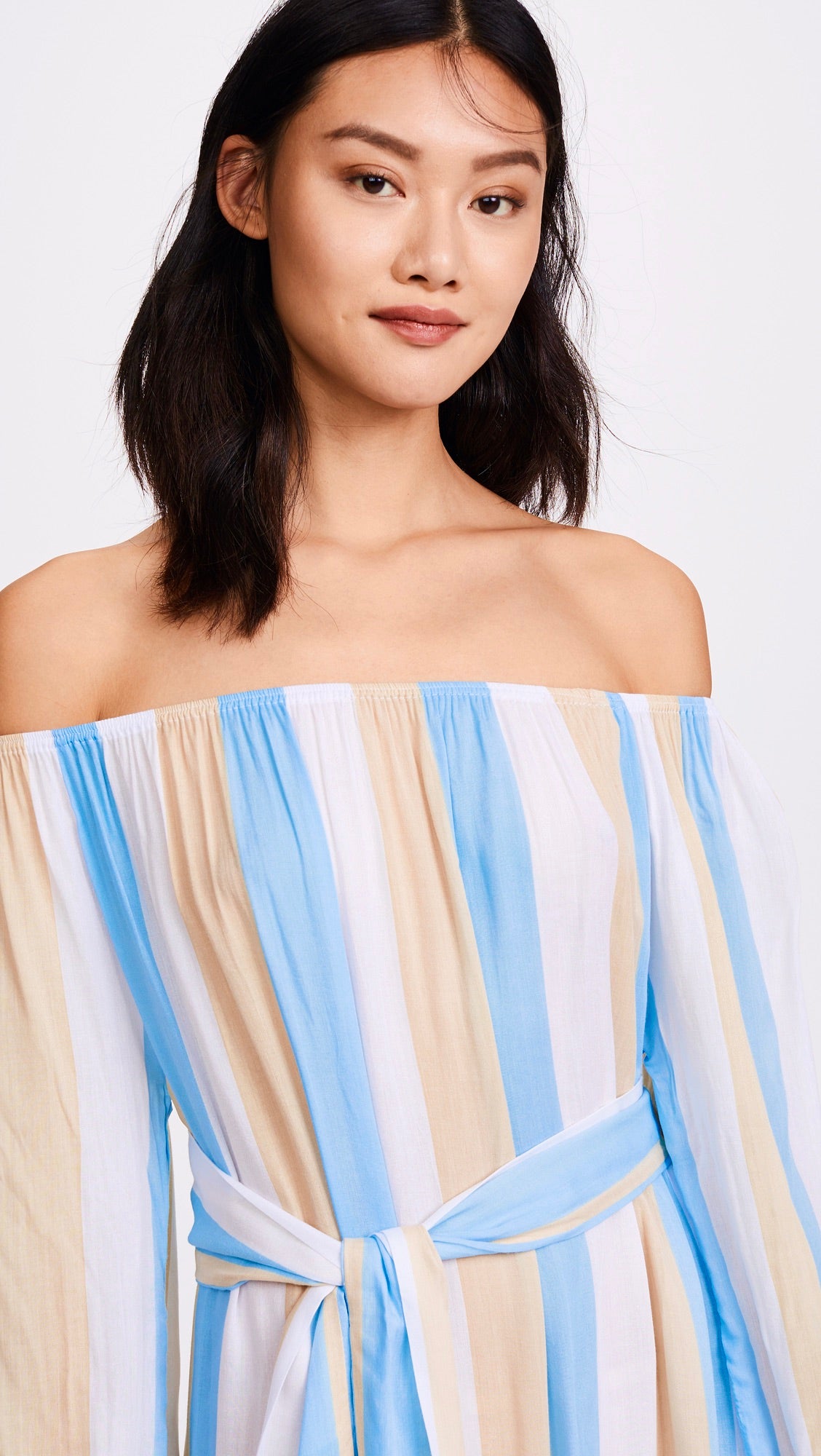 Primer plano del corpiño elástico fruncido del vestido midi Cool Change Amabella en Angel Blue, destacando el volante en los hombros y la textura del tejido, sobre fondo neutro