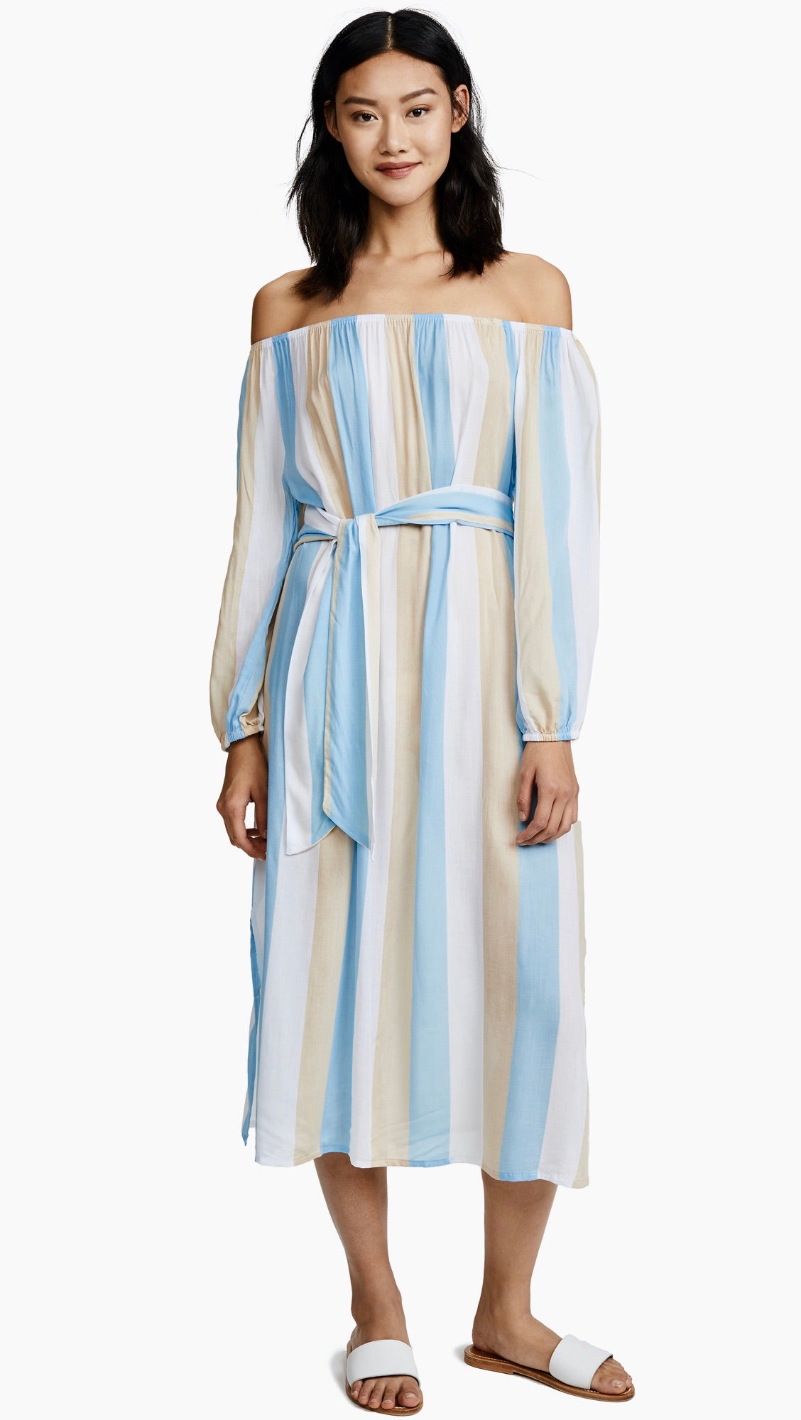 Modelo posando con el vestido midi Cool Change Amabella en Angel Blue, resaltando su corpiño elástico fruncido, volante en los hombros y falda a capas, sobre fondo neutro