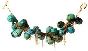 Pulsera fina Gabriela De La Vega presentada sobre fondo neutro, perfecta para combinar con prendas formales e informales con estilo único