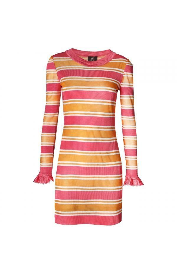 Vestido Kukhareva Piper Coral/Ocre sobre fondo blanco mostrando estampado vibrante y corte fluido ideal para eventos formales y casuales