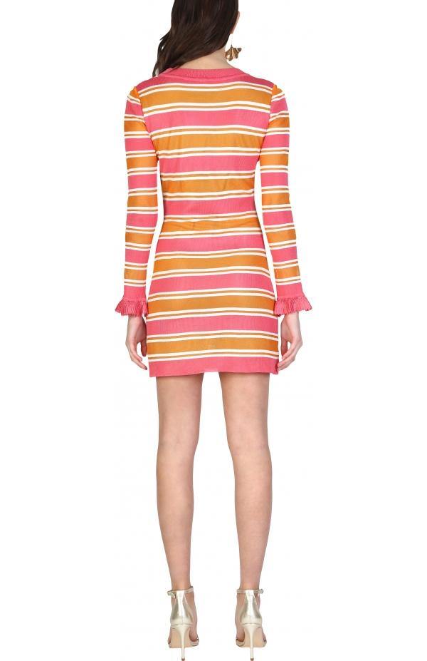 Vista trasera de la modelo con vestido corto Piper Coral/Ocre sobre fondo blanco destacando el diseño y el corte femenino elegante