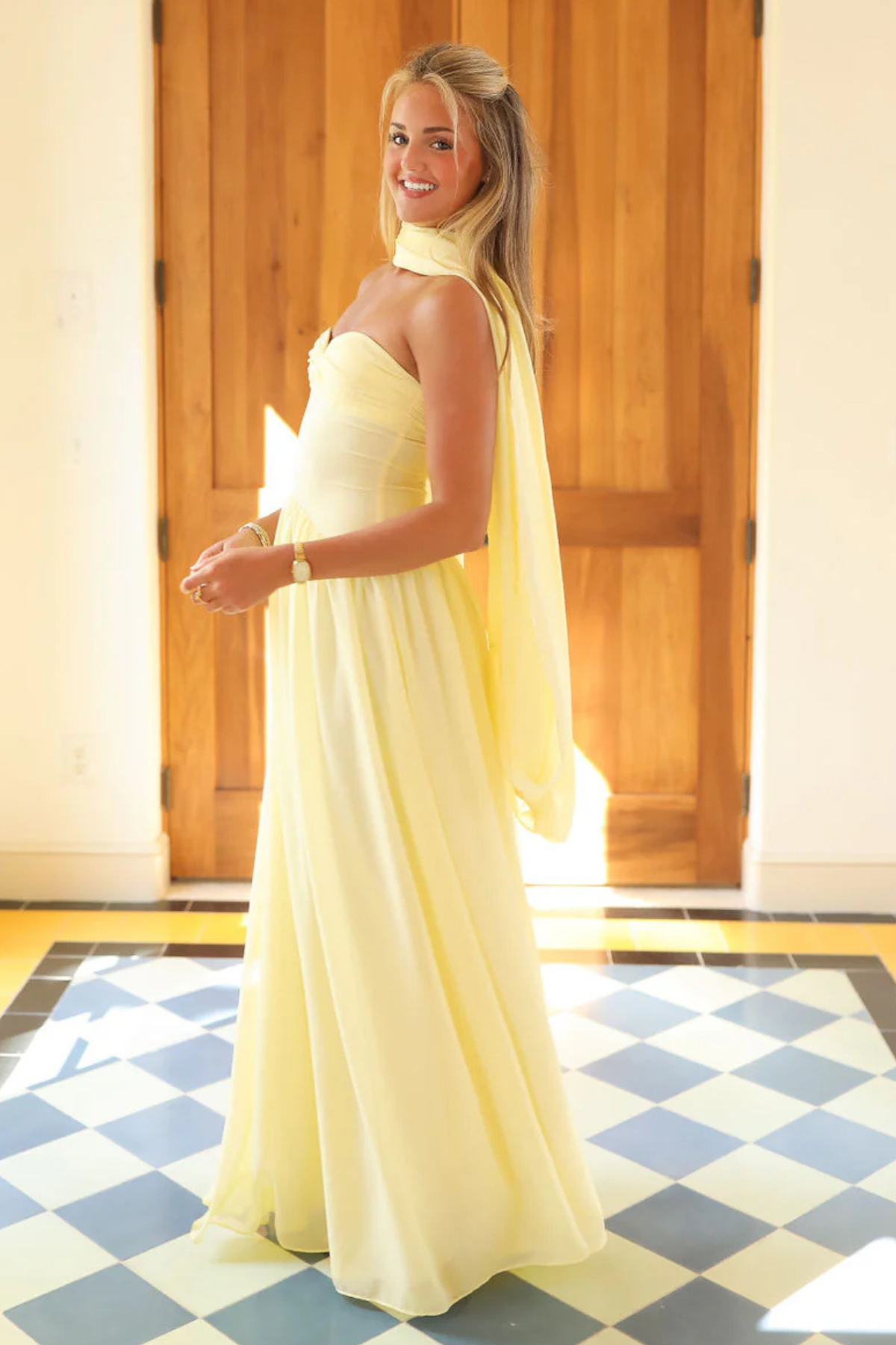 Perfil del vestido Andie mostrando su caída fluida y abertura discreta lateral, ideal para looks minimalistas con zapatos planos