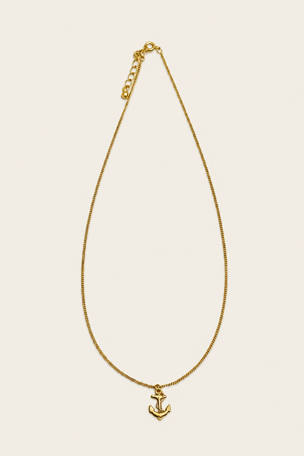 Collar de ancla dorado con detalles grabados, cadena ajustable de 45cm y acabado antioxidante para uso diario elegante