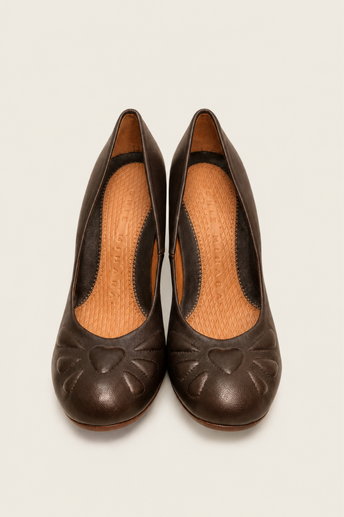 Zapatos Chie Mihara Owen de tacón medio en piel negra con diseño elegante y cómodo para uso diario o eventos especiales