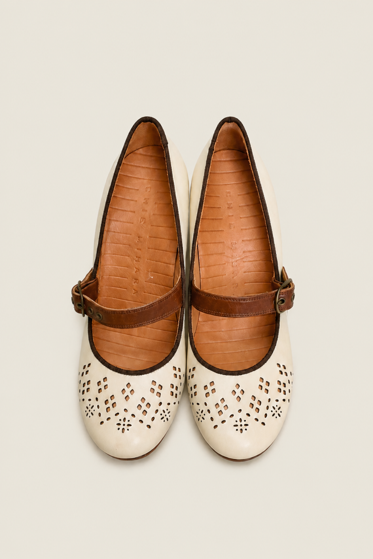 Zapatos Chie Mihara Crio de tacón medio en piel marrón con diseño elegante y moderno para looks sofisticados y cómodos