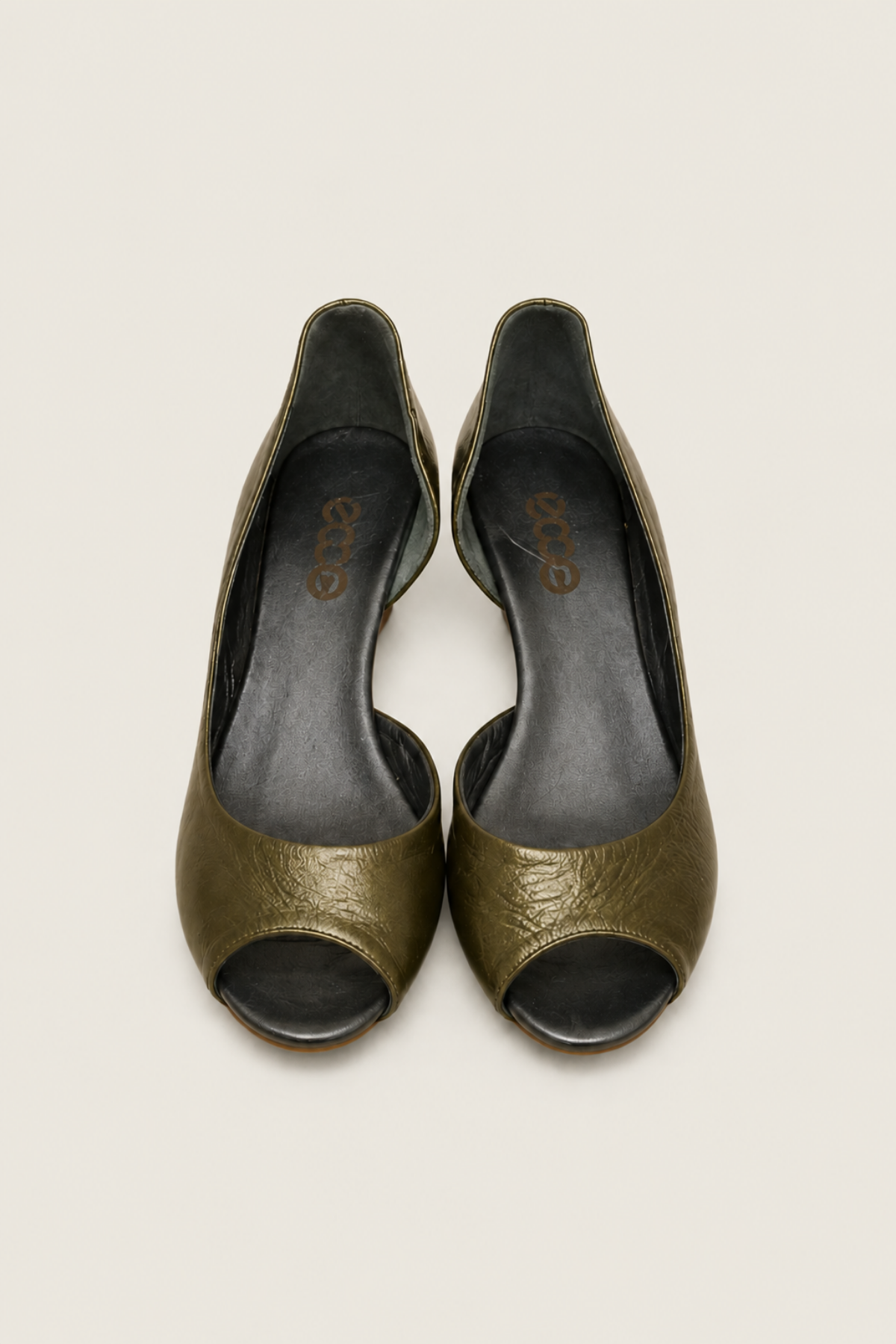 Sandalias Yim Himani en color beige con diseño trenzado y suela de yute, ideales para verano y looks casuales con estilo