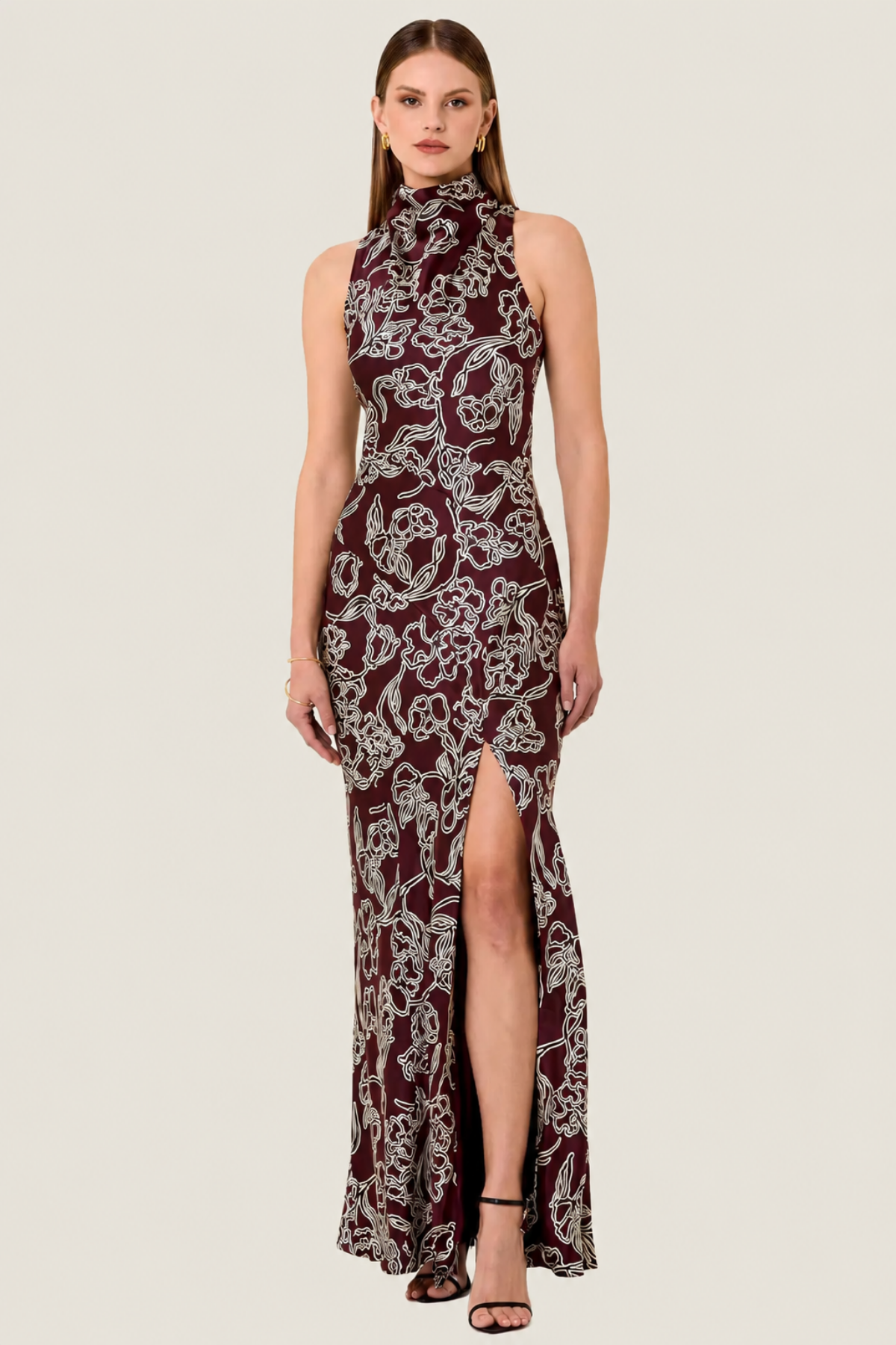 Modelo luciendo vestido largo Nicholas The Label Demi en tono suave con diseño fluido y elegante para eventos formales