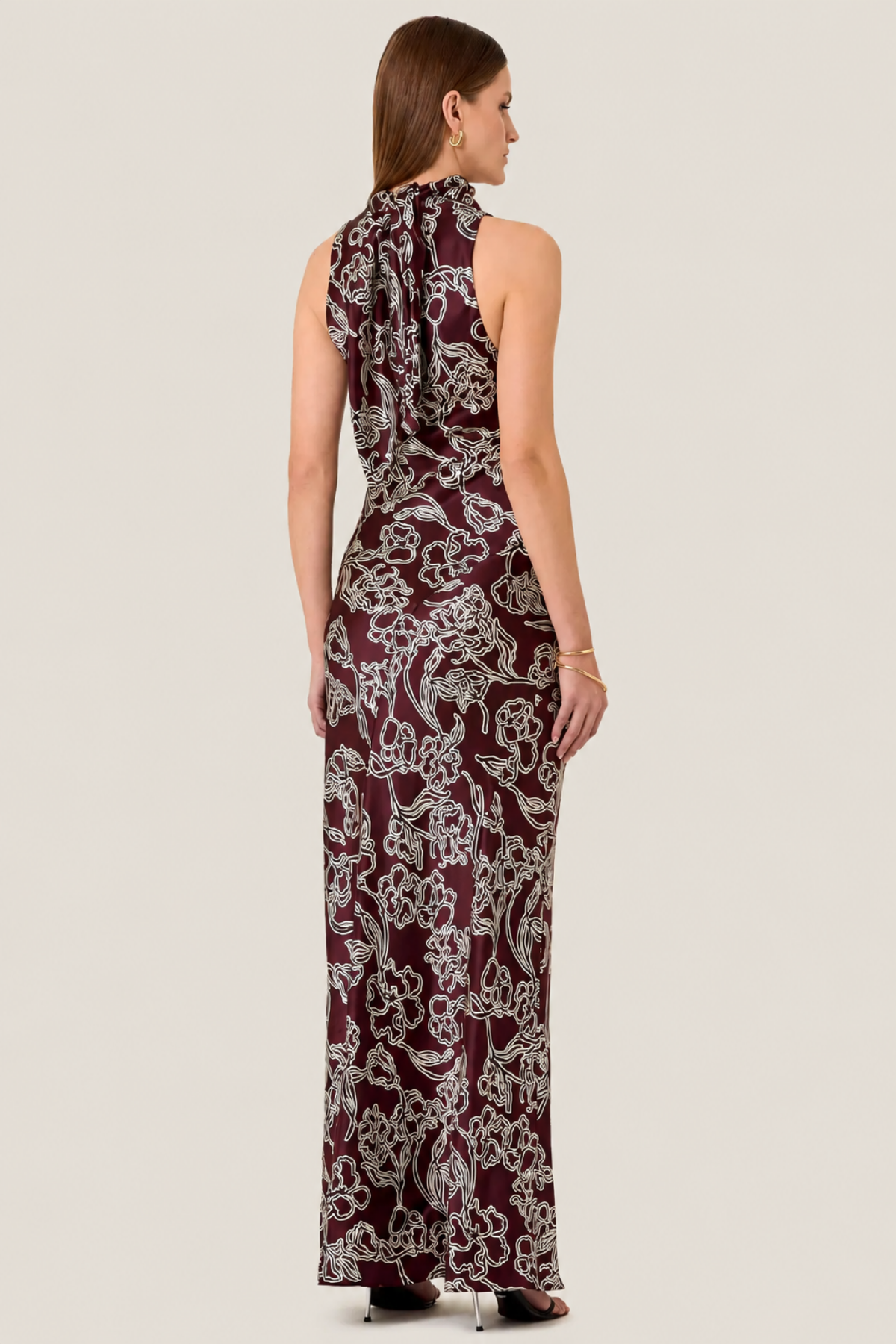Vista trasera del vestido largo Nicholas The Label Demi con cierre invisible y diseño que realza la silueta femenina