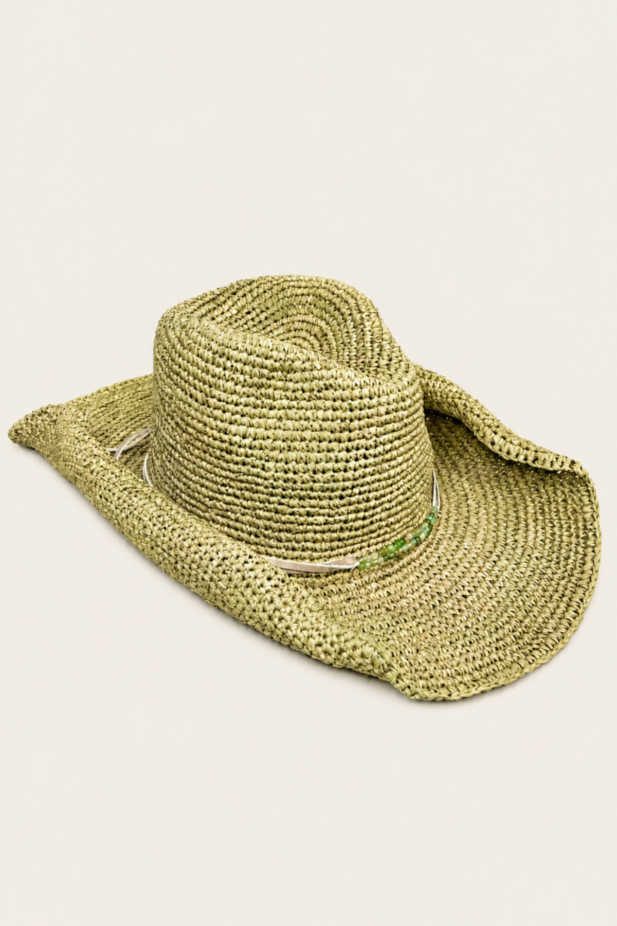 Detalle lateral del sombrero Florabella Lai Chartreuse mostrando la calidad del tejido y la cinta trenzada decorativa
