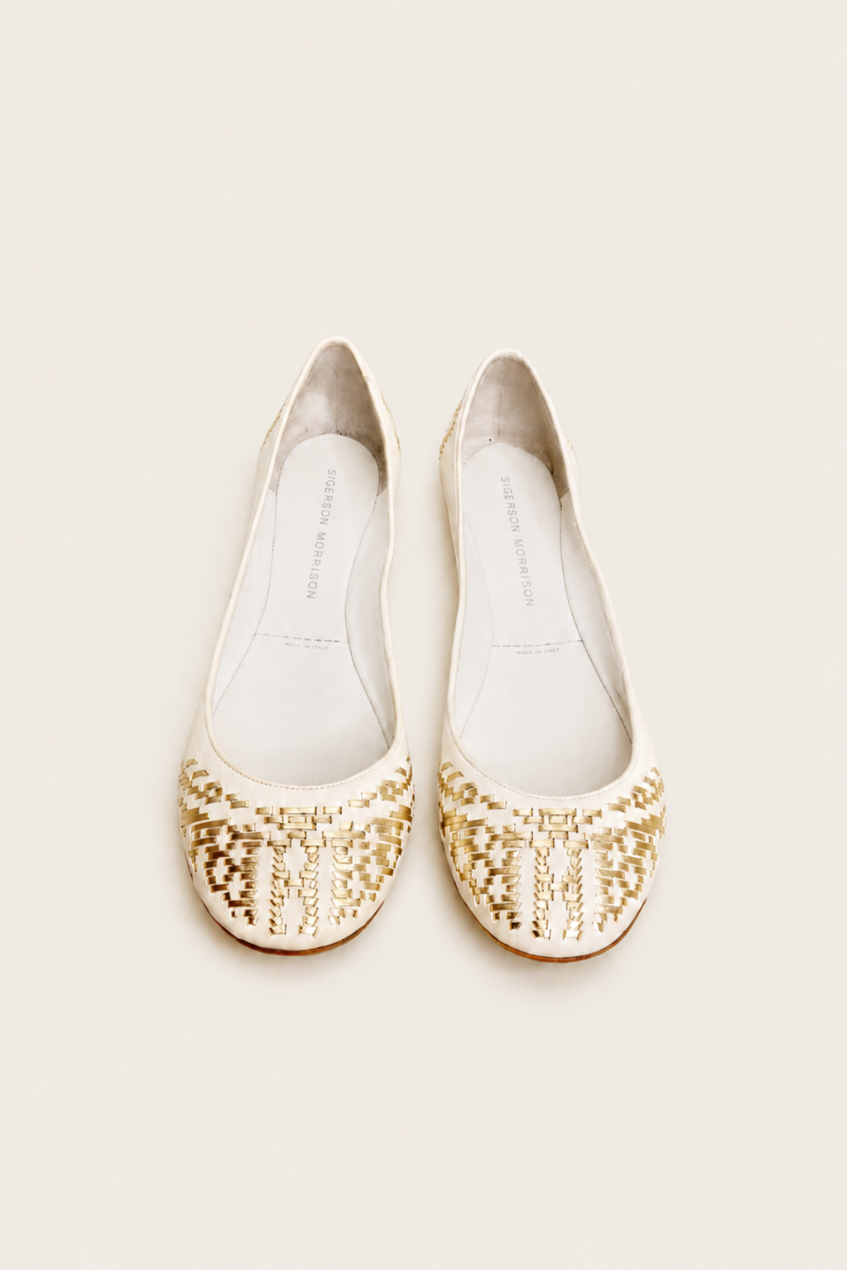 Bailarina blanca de piel con bordado dorado de Sigerson Morrison, elegante y cómoda