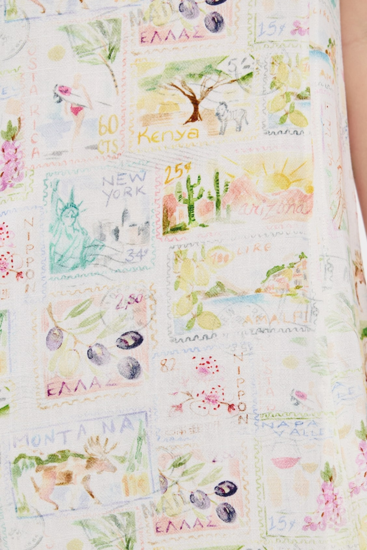 Costuras francesas y dobladillo irregular en el vestido largo, detalles artesanales que elevan su diseño inspirado en postales marinas