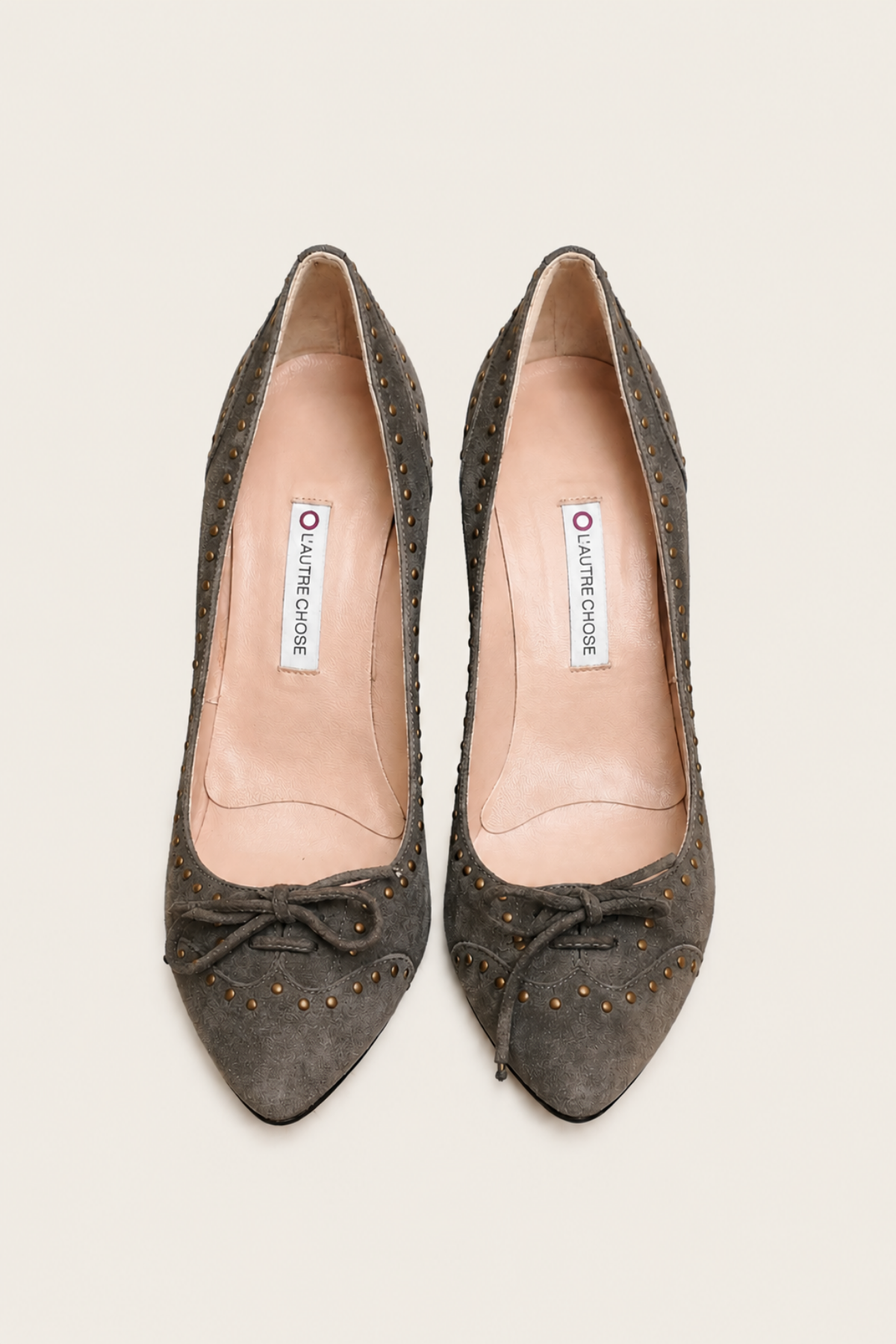 Zapatos de tacón en ante color camel con diseño clásico y elegante, perfectos para combinar con looks formales y casuales