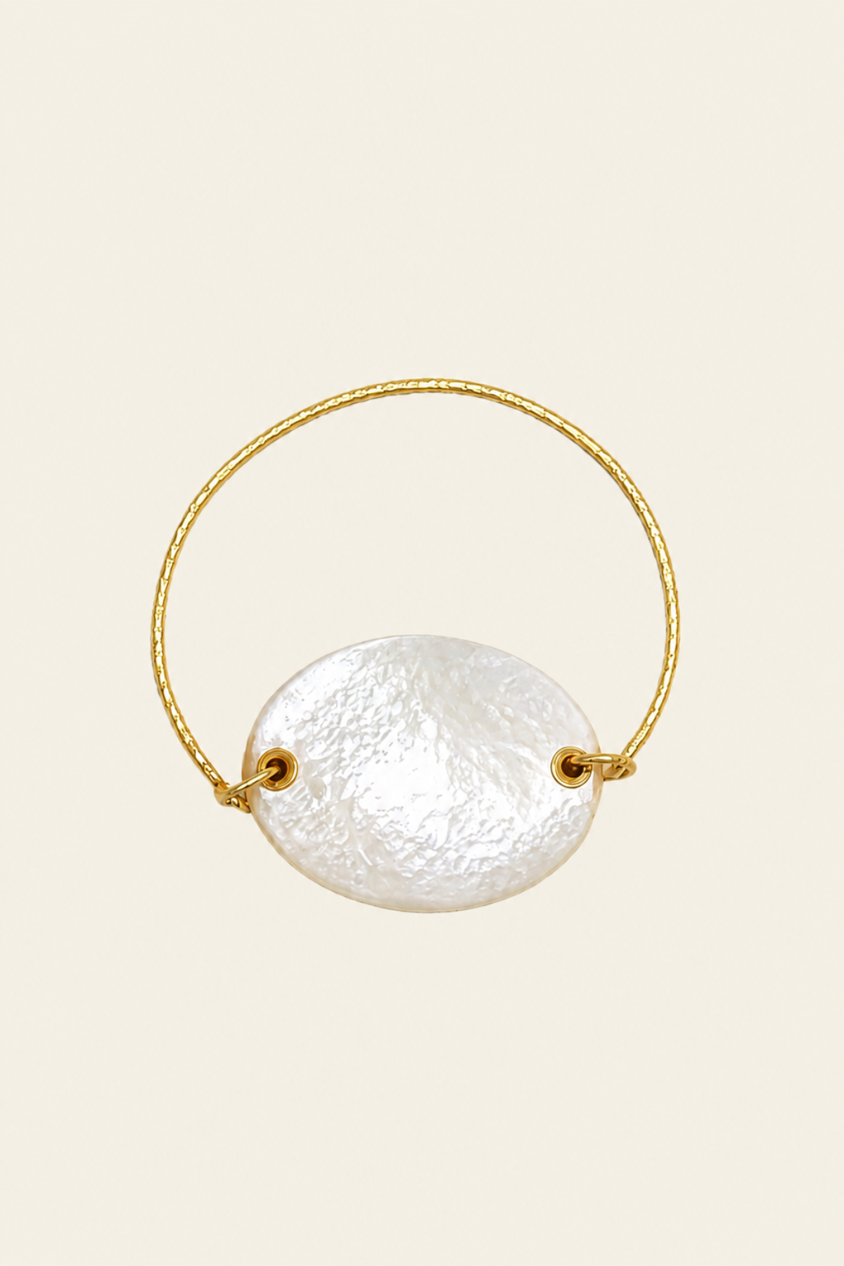 Pulsera de nácar con diseño delicado y elegante ideal para complementar cualquier look con un toque natural y sofisticado