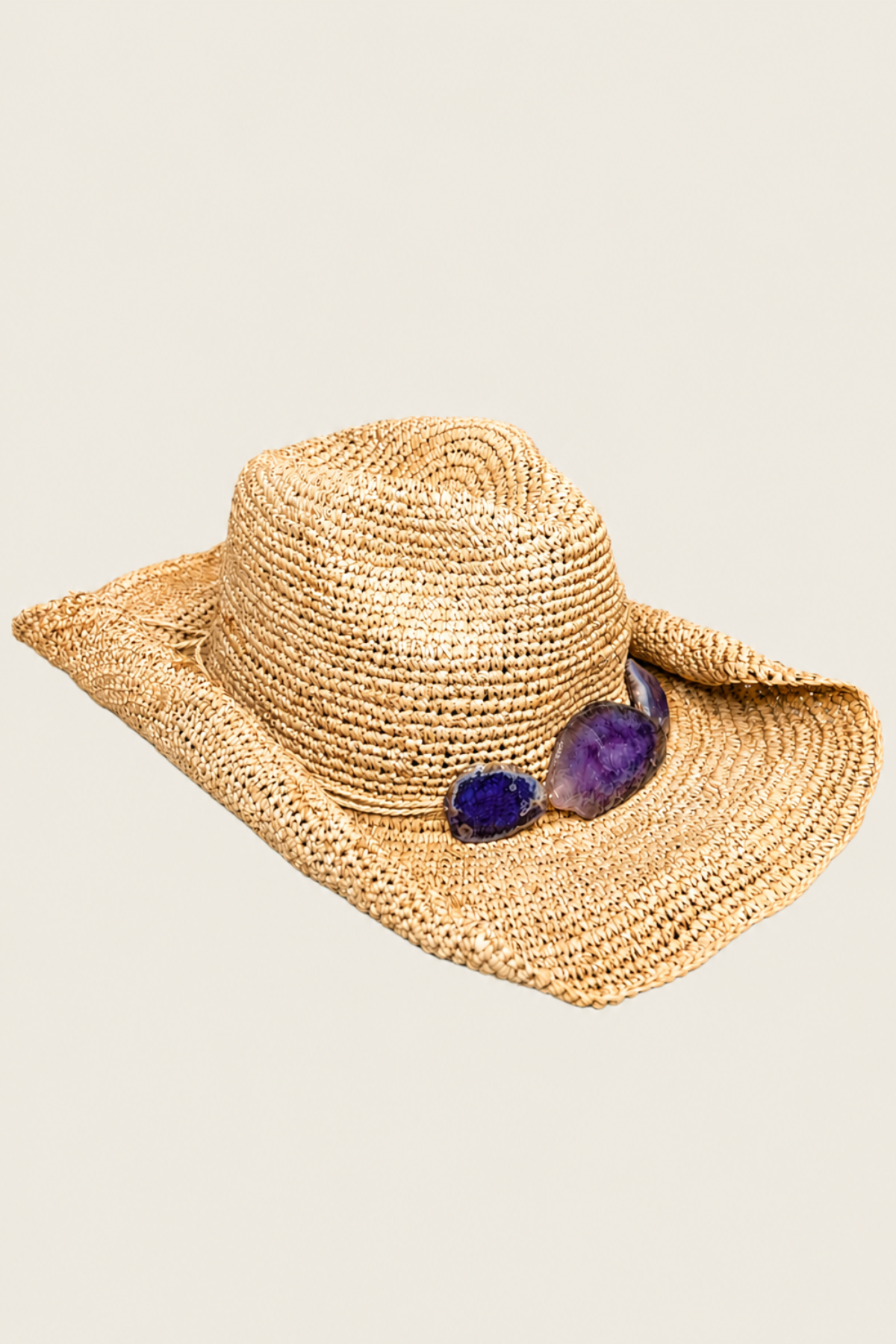 Sombrero cowboy Florabella Billie en rafia morada Purple,en lateral  con diseño artesanal y cinta trenzada para un estilo veraniego.