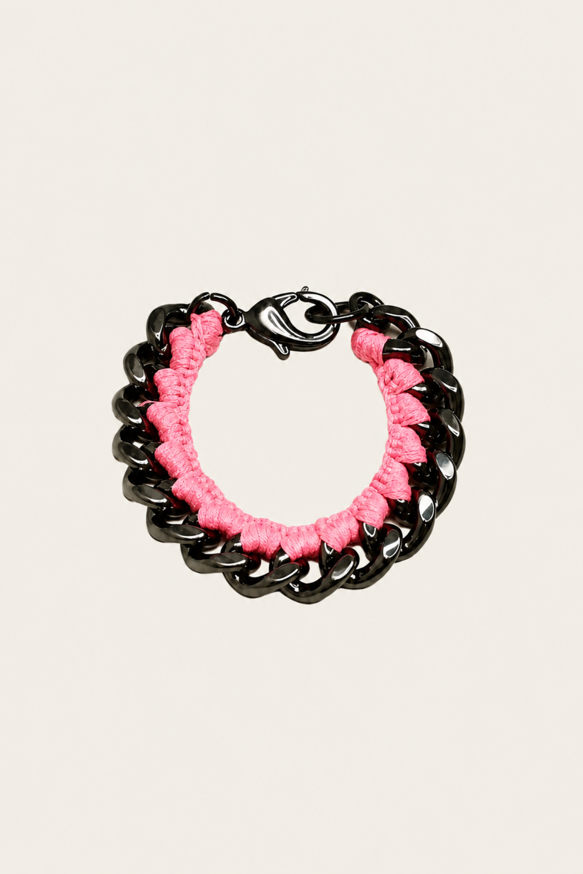 Pulsera de cadena en neón rosa con eslabones grandes sobre fondo blanco, diseño vibrante y moderno para un look atrevido y juvenil