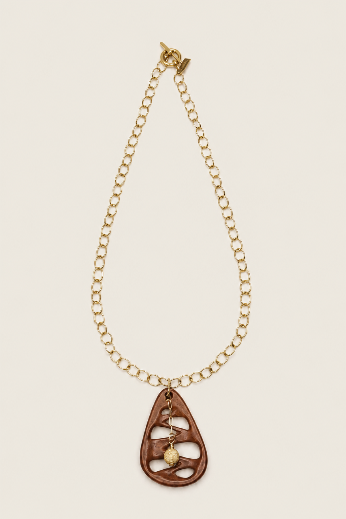 Collar Mima Jewelry elaborado en madera natural con diseño artesanal único para un estilo bohemio y elegante