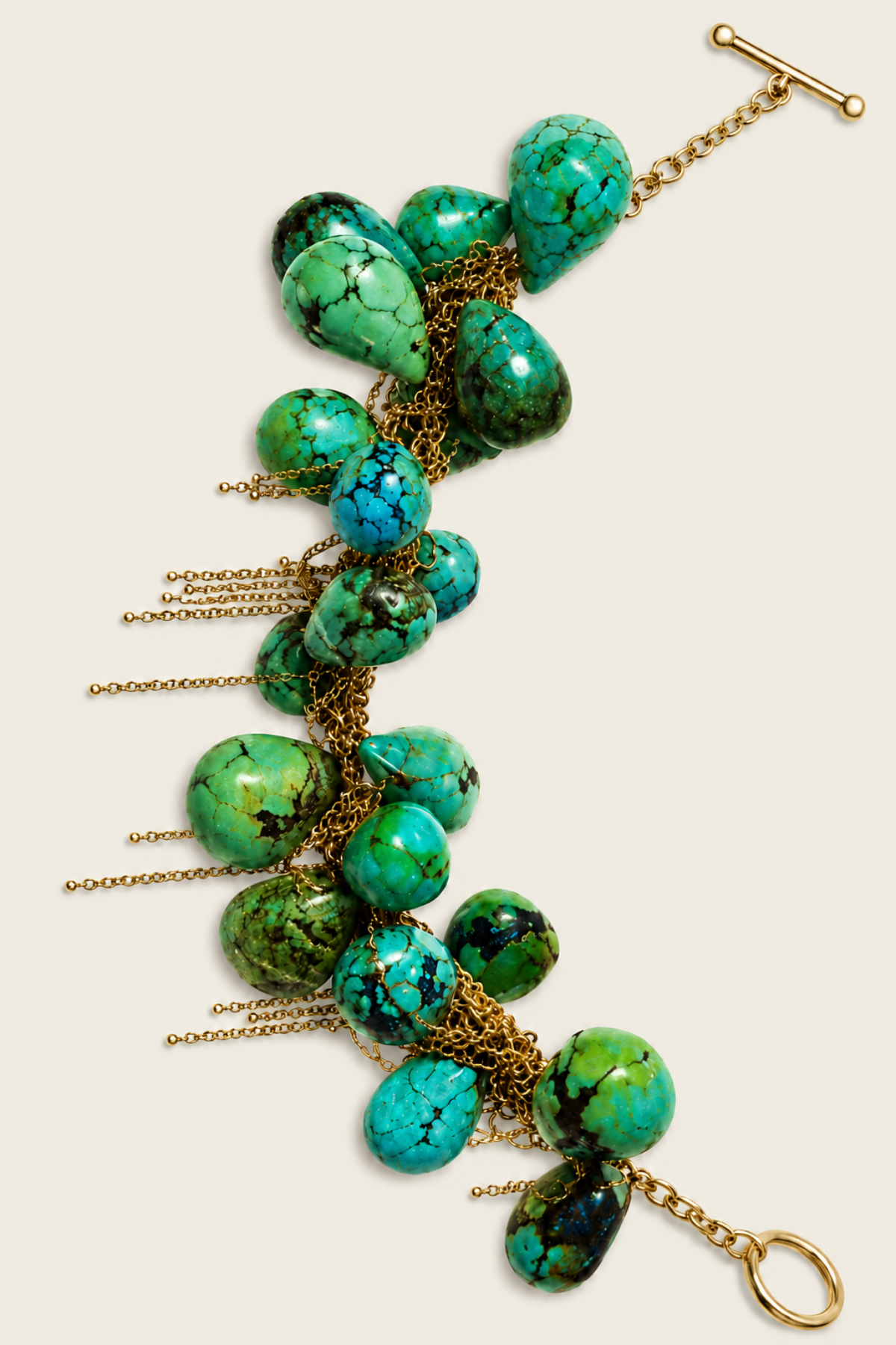 Pulsera fina Gabriela De La Vega presentada sobre fondo neutro, perfecta para combinar con prendas formales e informales con estilo único