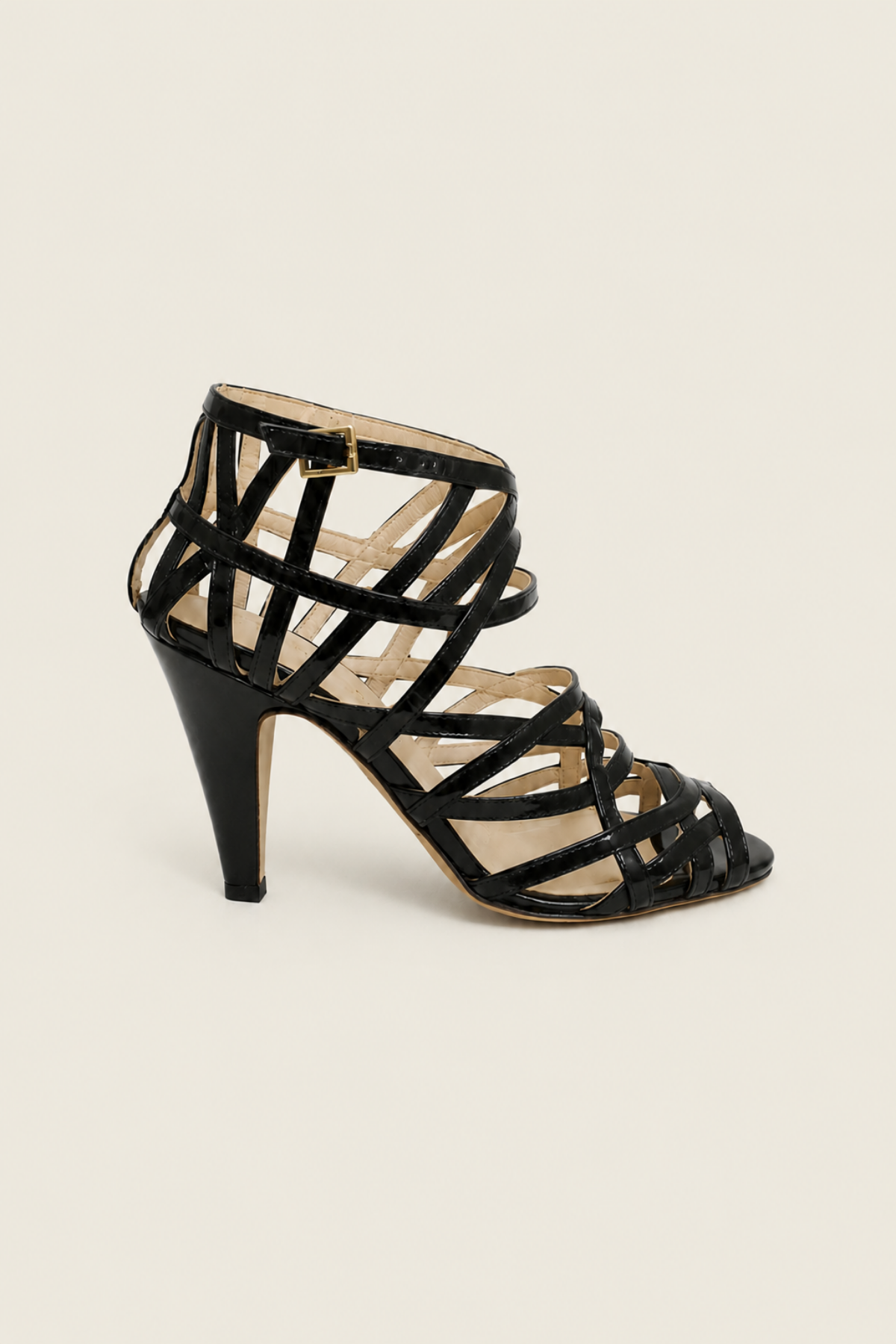 Primer plano lateral de las sandalias Loeffler Randall Adeline mostrando detalle de tiras cruzadas y acabado en piel nude