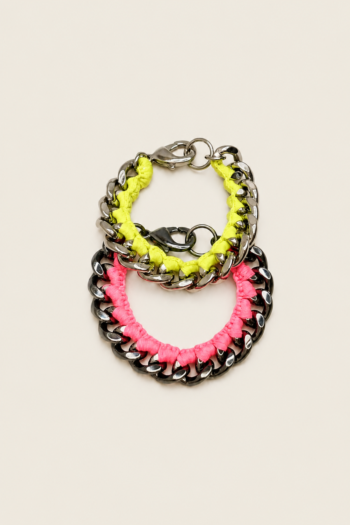 Pulseras en neón rosa y neón amarillo juntas sobre fondo blanco, diseño moderno y vibrante para combinar estilo