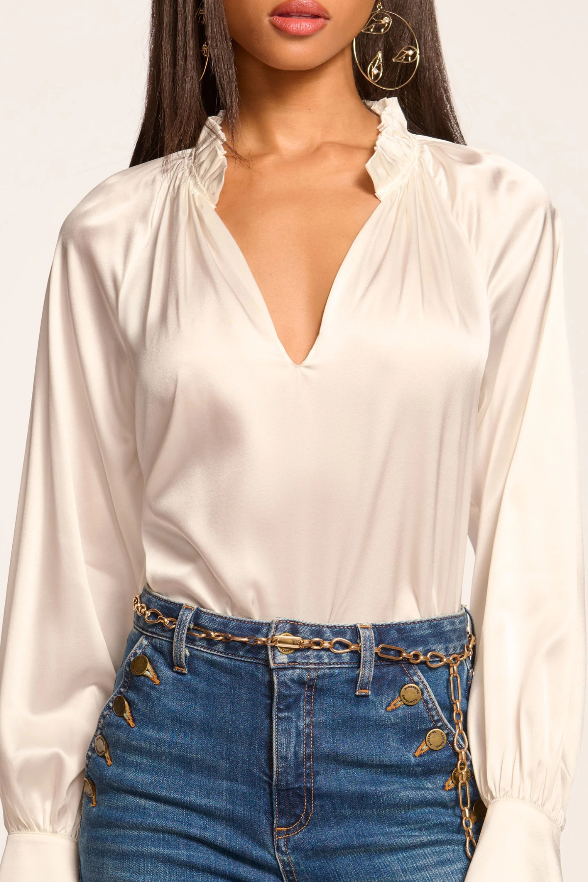 Detalle del tejido de seda natural de la blusa Gayle mostrando su caída fluida y acabado luminoso para un look refinado en cualquier ocasión