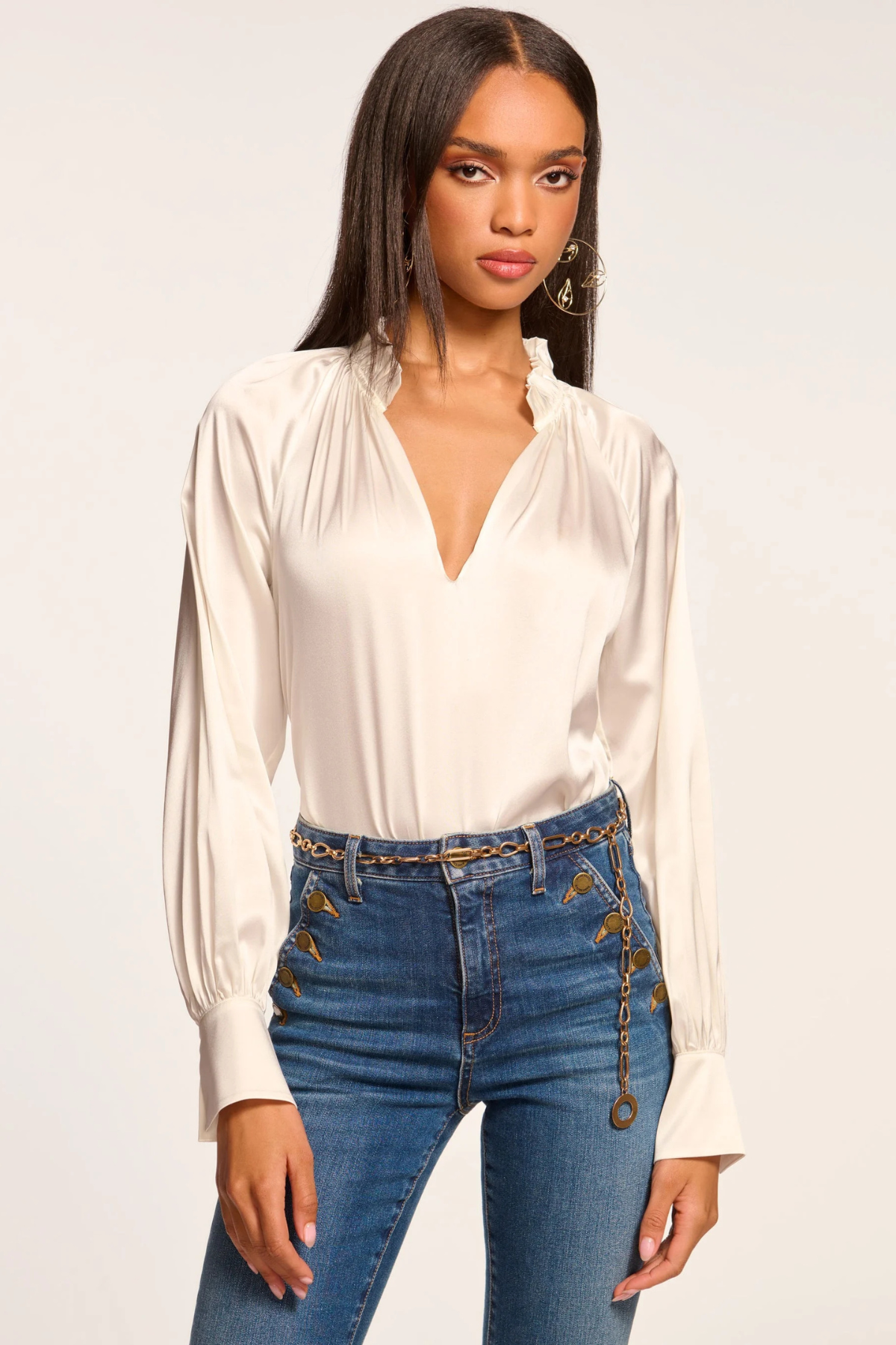 Blusa de seda Ramy Brook Gayle en tono neutro con mangas largas y botones de perla, ideal para looks de oficina elegantes y sofisticados