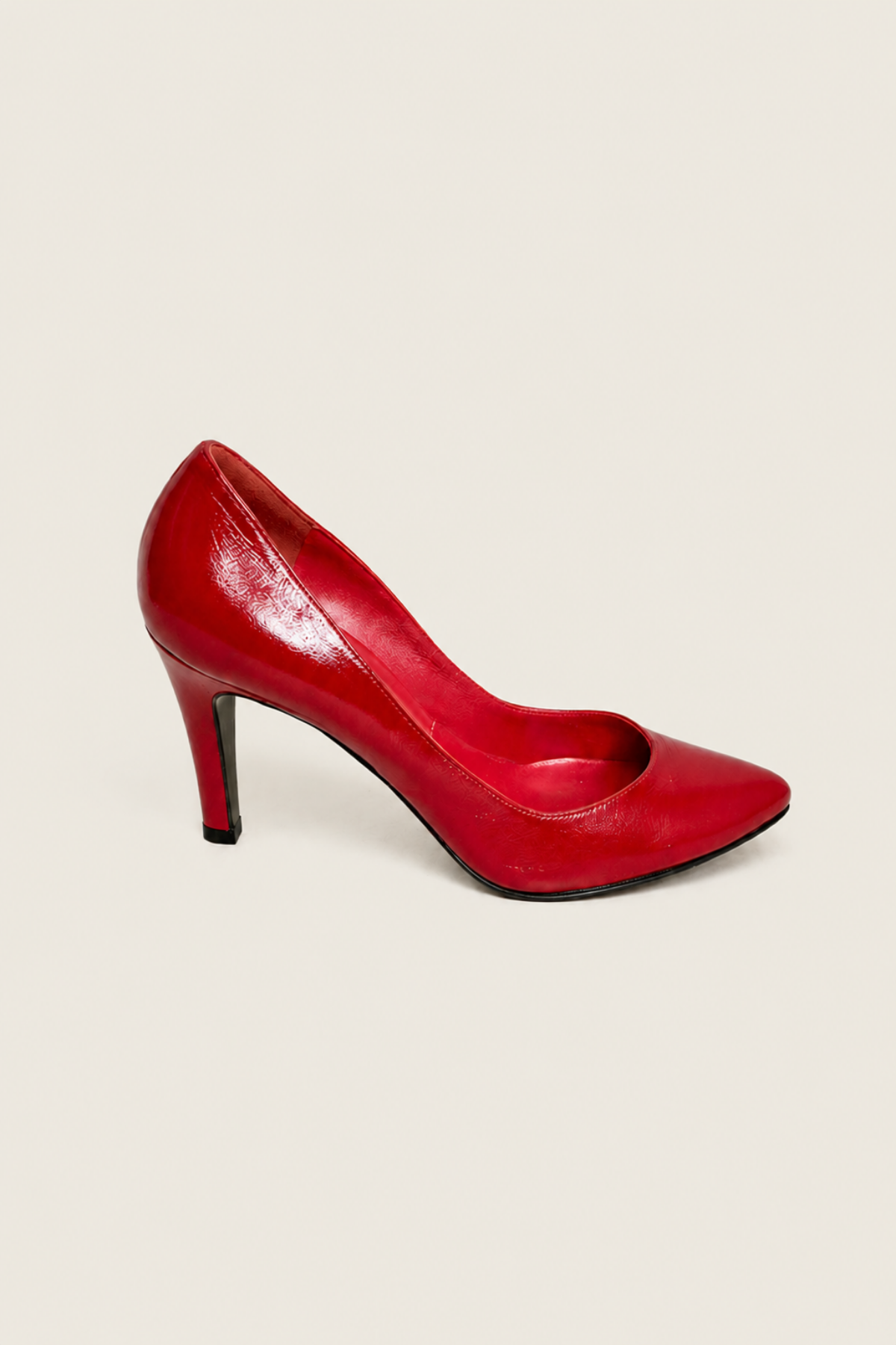 Vista lateral de los tacones altos Sigerson Morrison en piel roja con diseño moderno y estilizado ideal para ocasiones elegantes